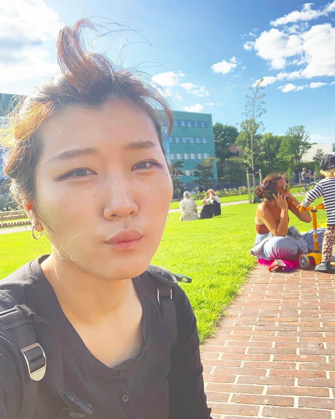 ヒコロヒーのインスタグラム：「#20210608 一人で海外に着いたあと、なんかやることがない時間ができてしまい、外国の風で前髪が立つ瞬間を必死で写真におさめる遊びをしていたとき  #なんも楽しなかった #天気だけあほほどよかった #もちろん日焼け止めはまた空港で没収された #いつも日焼け止めの容器わからんくて空港の人に取られる #このあと現地の子どもにワオーイエローイエローと無邪気に人種差別された #グローバルクソガキ #はよまた知らん国行きたい」