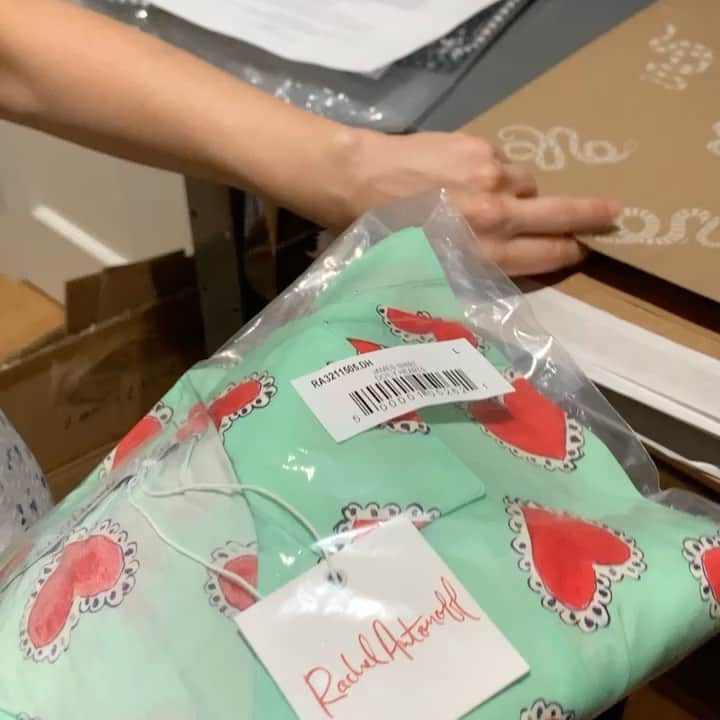 レイチェル アントノフのインスタグラム：「me, lovingly packing your order 💍」