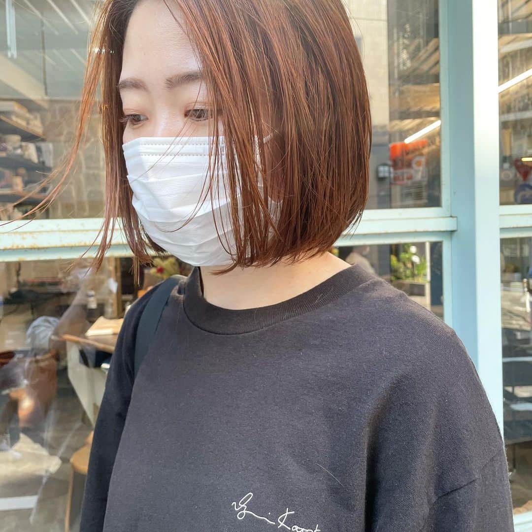 のインスタグラム：「梅雨時期、広がりやすい方や毛量が多くて硬い髪質の方は  ストレートパーマを当ててあげると 一気に楽なのでおすすめ🌱  1人1人の髪質や履歴、ダメージレベルによってお薬を変えて、地毛っぽいナチュラルな仕上がりにさせていただきます♪ ケア剤もしっかり配合させていただきます☺︎  カットは顎下のボブに♡  ストレート、縮毛矯正、 名前が違うがなにが違うのか よく質問されるのですが、美容師さんによって途中アイロンを通すか通さないか。お薬の違いによって名前を分けてる方もいますが、  私の場合だとお客様の癖の出方や髪質に合わせて技術を変えているので、 そのままご予約頂き細かいところはお任せください☺︎🌱  dakotaだとリラクサーって名前のものになります  #ボブ　#ストレートパーマ」