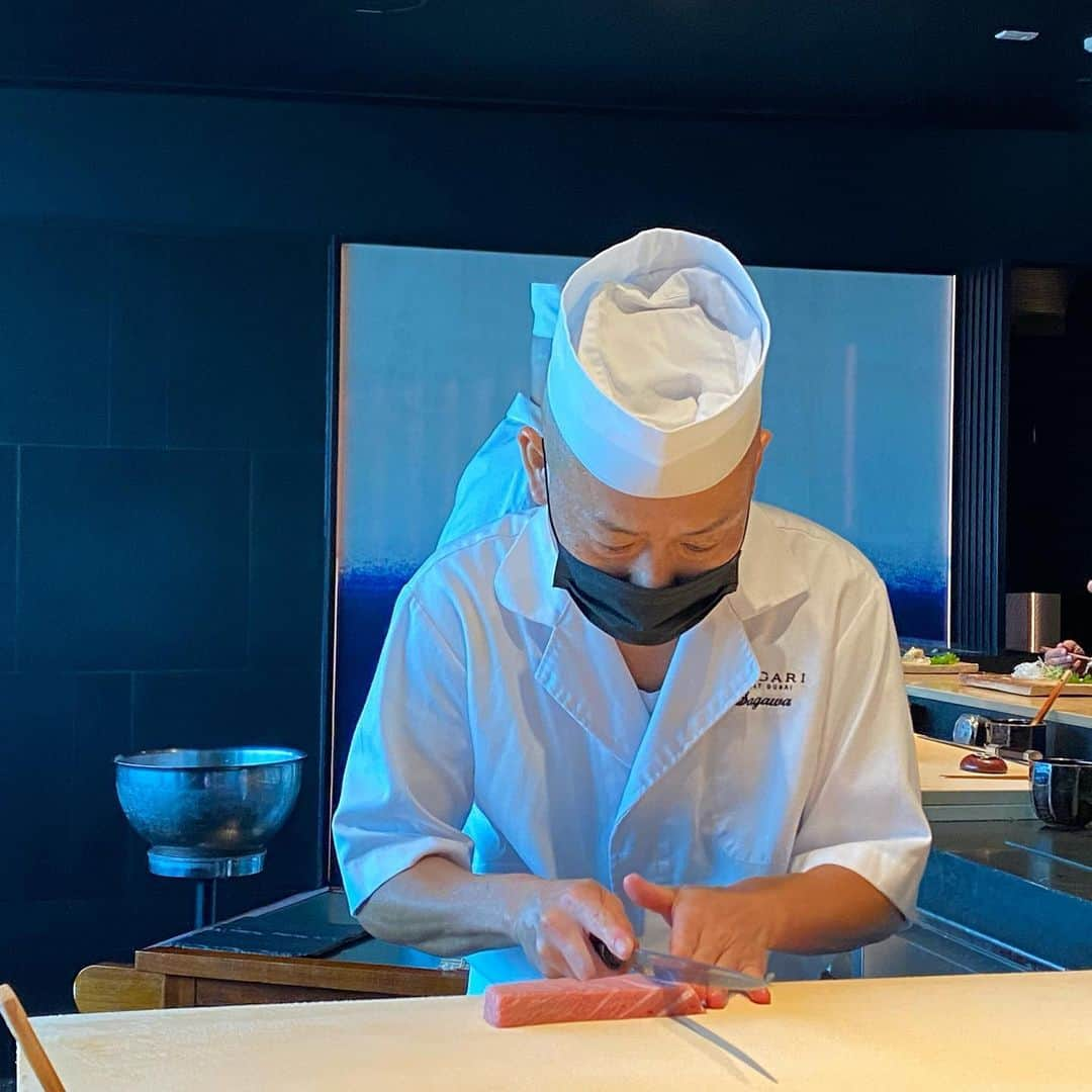 Rieさんのインスタグラム写真 - (RieInstagram)「【Best sushi restaurant "Hoseki" at Bulgari Resort Hotel】  毎日バタバタ忙しい日が続いていて  先日行ったブルガリホテルの江戸前寿司"Hoseki"さんで  美味しいお寿司頂いたこと  載せられてなかった...  大人気すぎて予約取るのが大変で  久しぶりに先日やっと行けました  美味しい日本酒とお寿司で  幸せなひと時だった  #夫婦デート #癒しの時間  #絶品料理  #江戸前寿司 #🍣 #ブルガリホテル #お寿司大好き  #hoseki #sushi #ドバイ生活  #ドバイ #ドバイ旅行 #ドバイグルメ」6月8日 7時46分 - rie_dubai