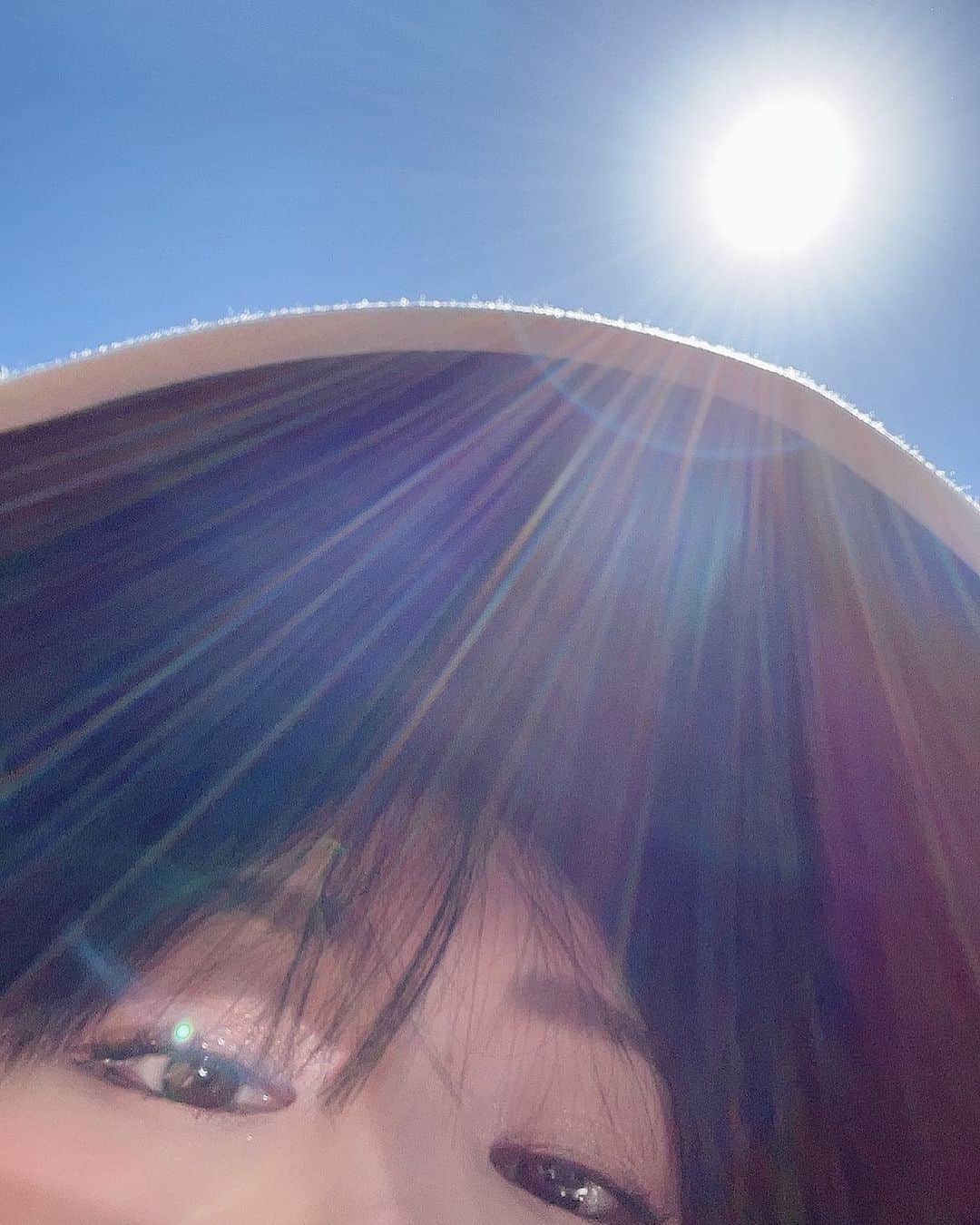 のインスタグラム：「皆様おはようございます  上から目線でおはようございます。 光と遊んでました。  今日は東京は30℃ 暑くなるところが多いのでこまめな水分補給、熱中症にお気をつけください。  暑くなると食べたくなるアイス コンビニで売っているアイスだと 物凄くカロリーを欲している時はパルム。食感が好き。アイスだけどちょっとヘルシーに甘さを感じたい時はあずきバー。二日酔いで死にそうな時はガリガリ君に限ります。みんな好きなアイスありますか？  #太陽 #光 #きらり #アイス #日焼け #日焼け対策 #日焼け止め #美容 #エステ #痩身 #痩身エステ #脱毛 #メンズ脱毛 #港区エステ #表参道 #南青山 #表参道エステ #南青山エステ #シングルマザー #経営者」