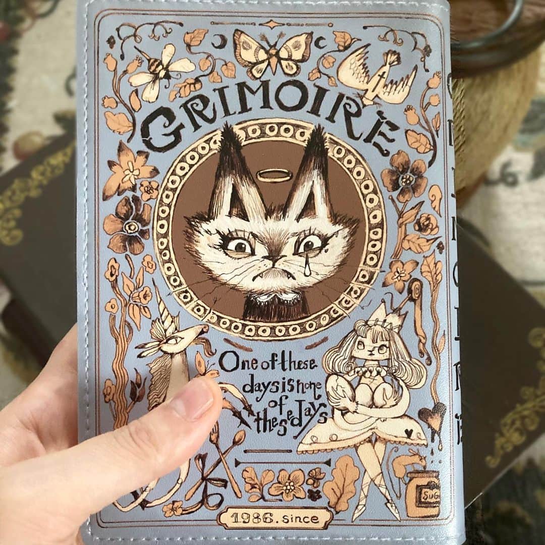 チアキコハラのインスタグラム：「📘bookcoverできました❗️ ちょっと後ろの絵柄が若干中心によってるようなきもするけど☺️   そのあたりは、ご愛嬌で！！笑 素材は、汚れも水も弾くビニール素材？良さそう‥❗️ 😍  ↓FM802のサイトからかえます❗️ 💁‍♂️ https://funky802.com/shop/products/detail/1780  なんだかんだで、 なんやかんやですが、 みんなは元気かな？　 みんなちゃんと笑ってて、 いい日でありますように✨🐱  #artist#bookstagram #book #表紙 #pencildrawing #cat #artwork#illustrator #洋書#ブックカバー #🎨#📘」