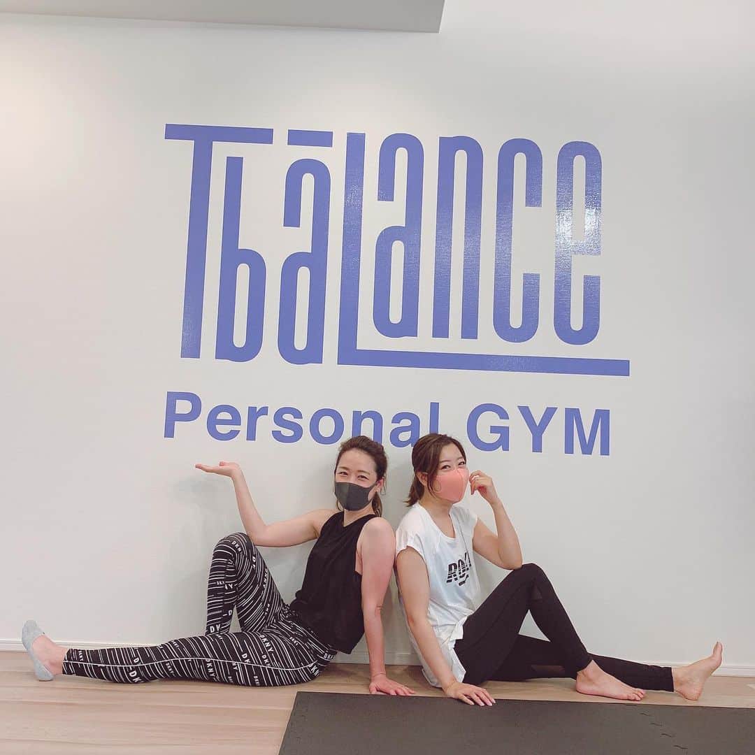 彼方茜香さんのインスタグラム写真 - (彼方茜香Instagram)「パーソナル日記⑤♥ 私をパーソナルに誘ってくれた @saya.aoi  ちゃんとペアトレーニングしてきました♪ キッツー！言いながらも楽しかった♪家でやってた時は肩とか痛めてたけど、トレーナーさん(@tsubasa283_fitness )にちゃんと教えてもらえるのでしっかり鍛えられてます♪ 後は私の理解力がもう少し鍛えられるように脳トレもお願いしたいところです(笑) 【 @t.balance 】 ・関東17店舗 ・大阪5店舗 ・入会金（59,800円）が無料キャンペーン中 ・1ヶ月からスタートできで1回60分6,300円以下の業界最安値 ・レンタルウェア、タオル、水、プロテインが無料 ・友人、ご夫婦、カップルでのペアトレーニングも可能のGYM #tbalance   #パーソナルトレーニング   #トレーニングチャレンジ  #sarynトレーニング  #トレーニングウェア  #トレーニング  #gym #ジム女子   #鍛える  #パーソナルジム  #ヨガウェア」6月8日 9時31分 - serikaochikata