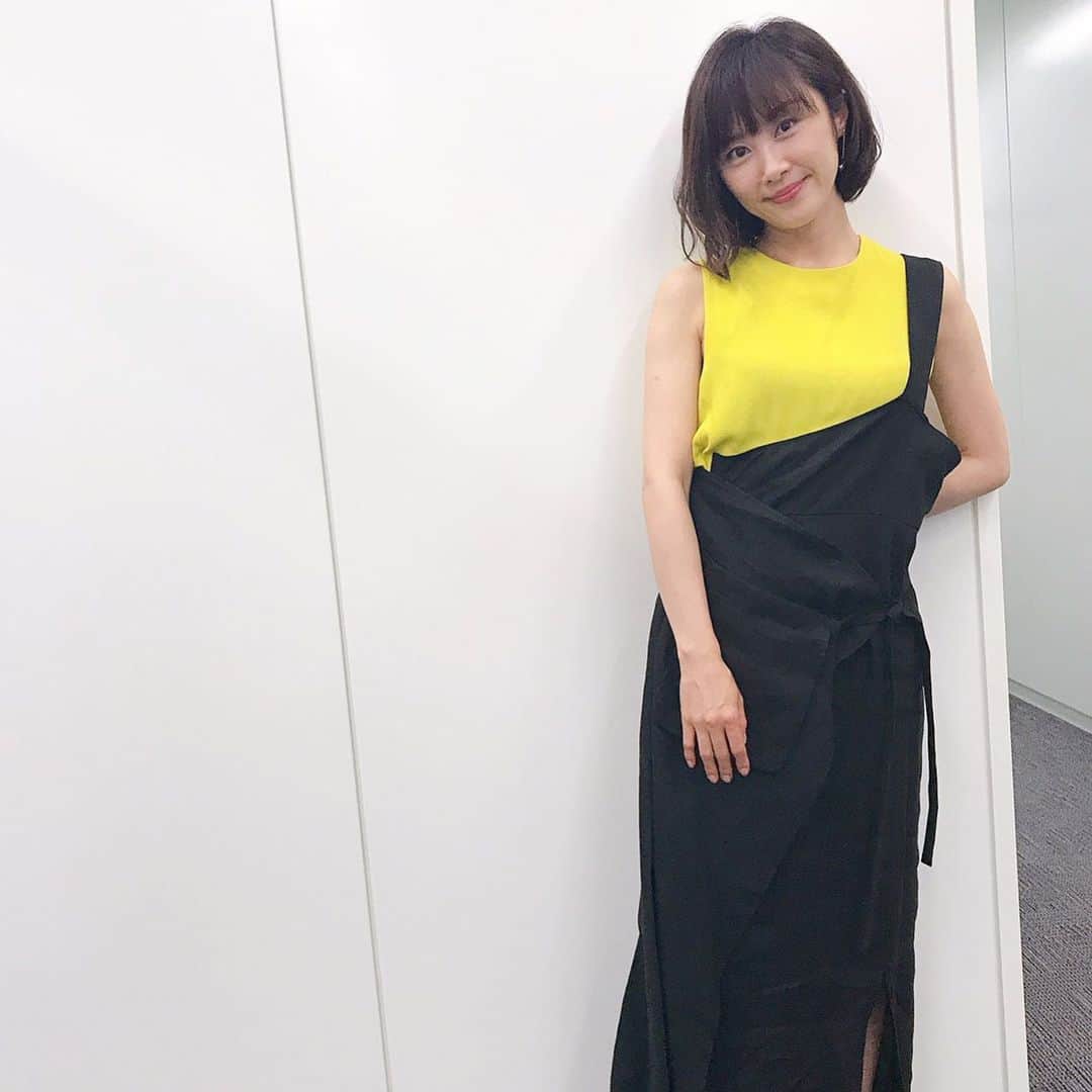 山口もえのインスタグラム：「・  こんな格好もたまにはするのだ！！！ 後ろ姿が攻めてるの👗 4歳児が 「ママ、ビリビリだけど大丈夫❓」だって。笑  トップスは何年か前のH&M スカートはエンフォルド  私服載せてみたよ♡ といいつつインスタのネタ切れ感否めない。笑 そして何故かピースじゃなくてキツネポーズ🦊  #私服 #めっちゃ笑ってるけど #今夜の一杯🍻早く飲みて〜って #思ってます #笑」