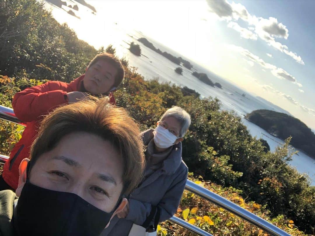 川島慶三のインスタグラム：「インスタを始めた理由、伝えたかった事それは…  先月5月9日私は母を亡くしました。 膵臓癌だったので覚悟はしていましたが言葉にならない辛さでした。 野球をやっている私はチームを離れ母の最後を見送ることができました、球団・監督・コーチ・選手の皆さんには登録抹消せずに待っていてくれたこと感謝します。球団関係者．他球団からも沢山の花・メッセージを頂き感謝の言葉を直接言うことは出来ました。 しかし、私がずっと伝えたかった事それは…ファンの皆様からの沢山のメッセージに対して何も返事ができていなかった事です、明日で母を亡くして1ヶ月が経ちますが正直まだ辛いです。ですが、ファンの皆様のお声がけでグランドに立てています。本当に皆様のあの時の沢山のお言葉に感謝していることを、このインスタを使わせてもらい、感謝している事を伝えさせて頂きます、誠にありがとうございました。 それからもう一つ、まだ両親がご健在の方に言わせてください「いいなぁ~」。  この写真は長崎県佐世保市にある九十九島をバックに撮った母との思い出の写真です😌」
