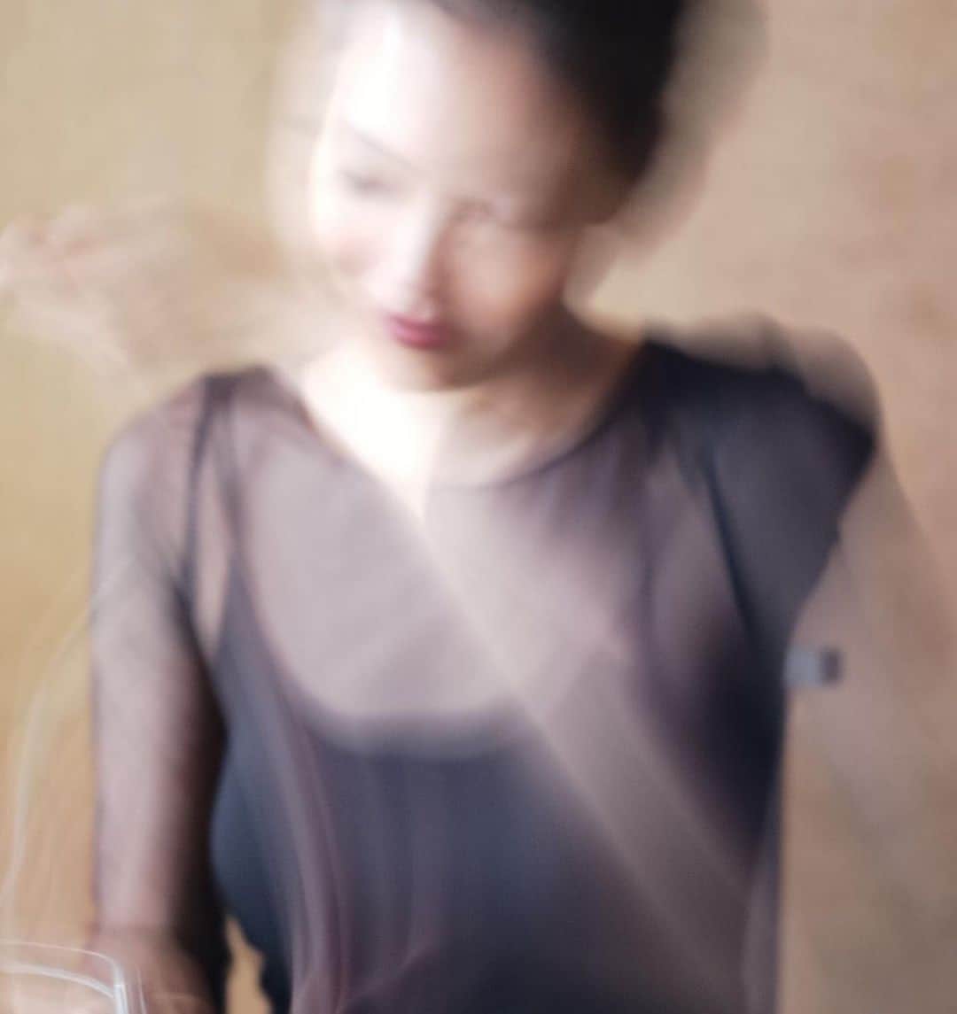 矢野未希子さんのインスタグラム写真 - (矢野未希子Instagram)「いつも会うとライカ片手に 私を撮ってくれる友人。  香水をプレゼントしてくれて 香水についてたお花を私の髪に カンザシみたいにさしてくれました🌸」6月8日 21時17分 - mikko1104