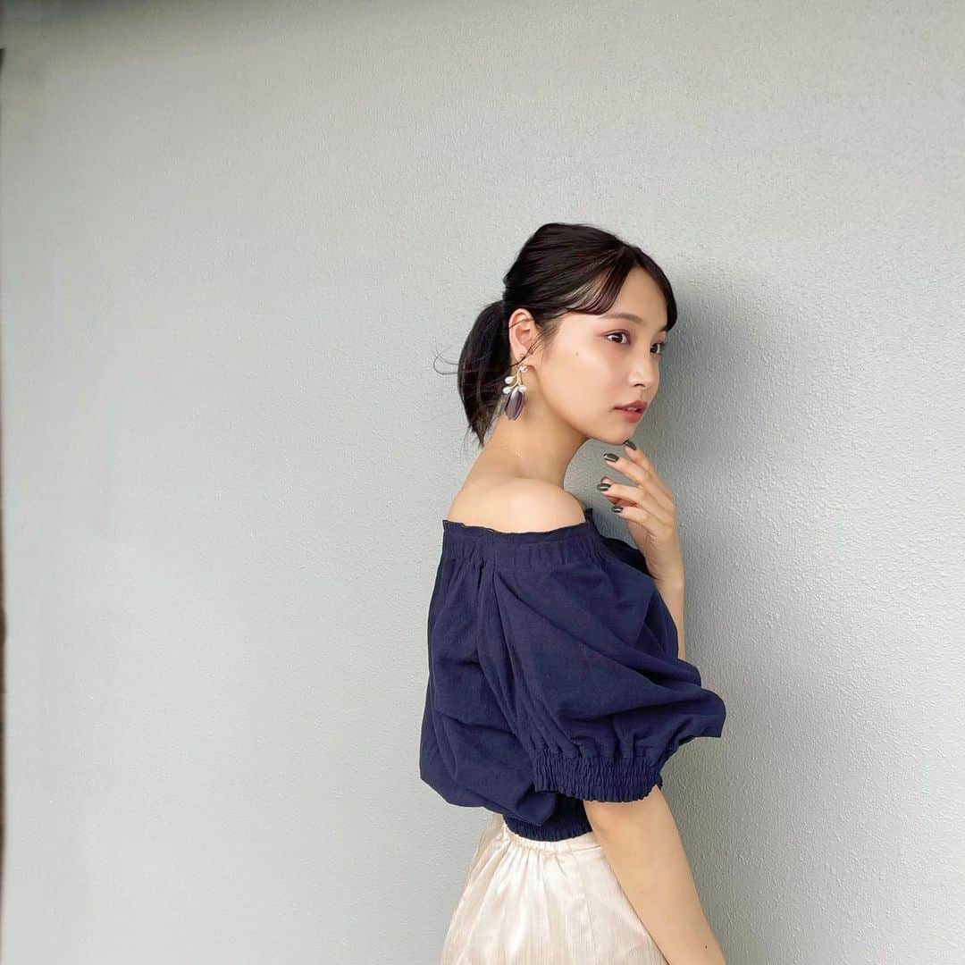 久保乃々花さんのインスタグラム写真 - (久保乃々花Instagram)「ちょっと大人な私  このトップス普通に着ても可愛いし こんな感じでオフショルにしても 可愛い…🤍  #オフショル #夏服 #ootd #ポニテ #ボブアレンジ」6月8日 20時15分 - kubononoka__gram