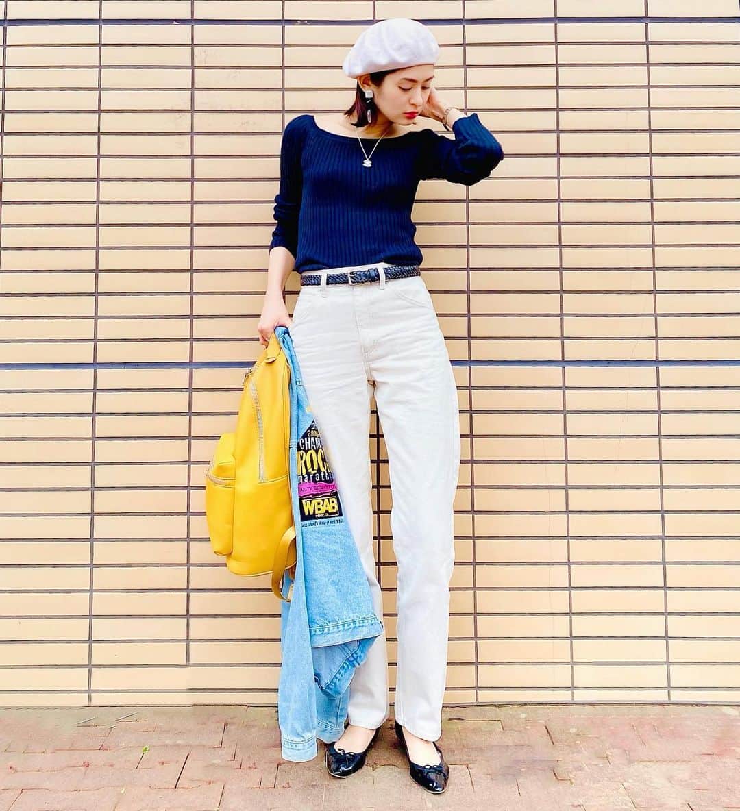 のインスタグラム：「🐝🍋🔔 差し色はイエローが1番好き いつかイエローの小ぶりなバッグが欲しいなぁ…☹️💭 @yuumiperalta.shop  @uniqlo  @zara  @repettoparis  #ootd #outfit #fashionsnap #fashionstyle #vintage #私服 #ミカコのフク」