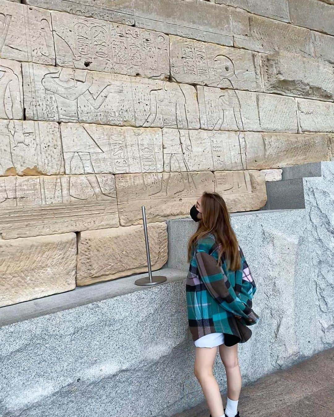 川上愛さんのインスタグラム写真 - (川上愛Instagram)「紀元前15年頃のエジプトの神殿。  壁画、ずっと見てられる🥺 エジプトってまだ行ったことないから 早く行きたいなぁー🌎  それにしても、この神殿をどうやって エジプトからアメリカへ持ってきたんだろう、って 不思議でたまらなかった🤔  結構大胆に分解とかしちゃって運ぶのかなー？」6月8日 20時36分 - manakawakami