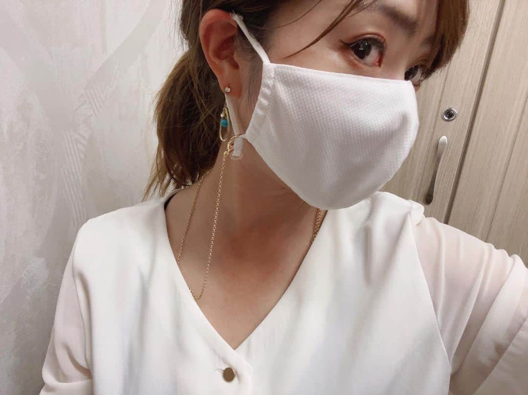 青木茉里奈のインスタグラム：「お洒落なマスクチェーン✨ ピンとクラブ持ってる🏌️‍♂️✨ _ _ _ _ _ _ _ _ _ _ _ _ _ _ _ _ _ _ _ _ _ _ _ _ _ _ _ _ #マスクチェーン #お洒落」