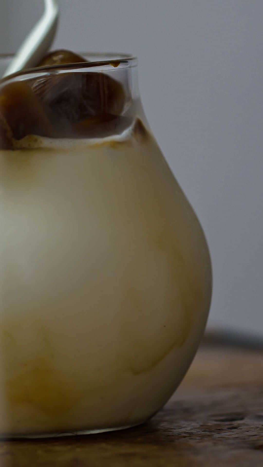 cafe_no_maのインスタグラム：「Espresso ice cubes + milk ・ All our Videos on YouTube. Please have a look at the link ( @cafe_no_ma ) in our profile, if you like! ・ エスプレッソで作った氷をミルクにちびちび溶かしながら楽しんでいます☕ ・ 過去の動画をカフェノマのYouTubeアカウントにUPしています。よろしければプロフィールリンク（ @cafe_no_ma ）からご覧ください🎥 ・」