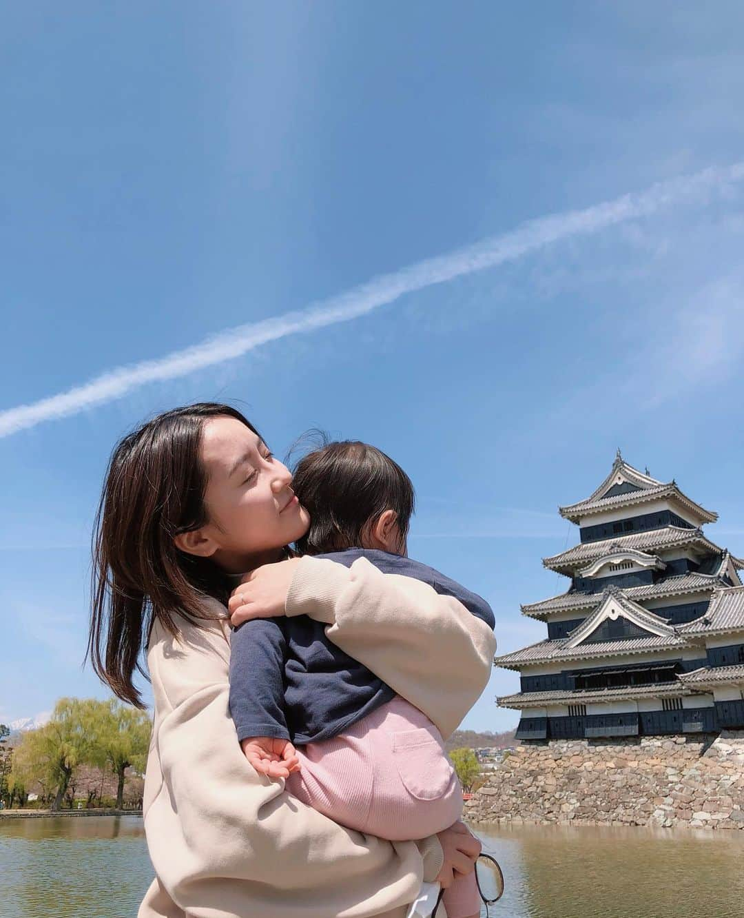 生田佳那さんのインスタグラム写真 - (生田佳那Instagram)「4月に行けた安曇野♡ 東京は散ってたけど桜がみれて🌸  生まれて2度目の 家族に会えて綺麗な空気で… 変わらず最高の場所だった！  今回は#浅間温泉 に泊まったよ〜♨️  #安曇野 #松本城 #長野県 #安曇野観光 #松本観光 #赤ちゃん連れ旅行 #温泉 #松本温泉 #子連れ旅行」6月8日 20時48分 - ikutakana