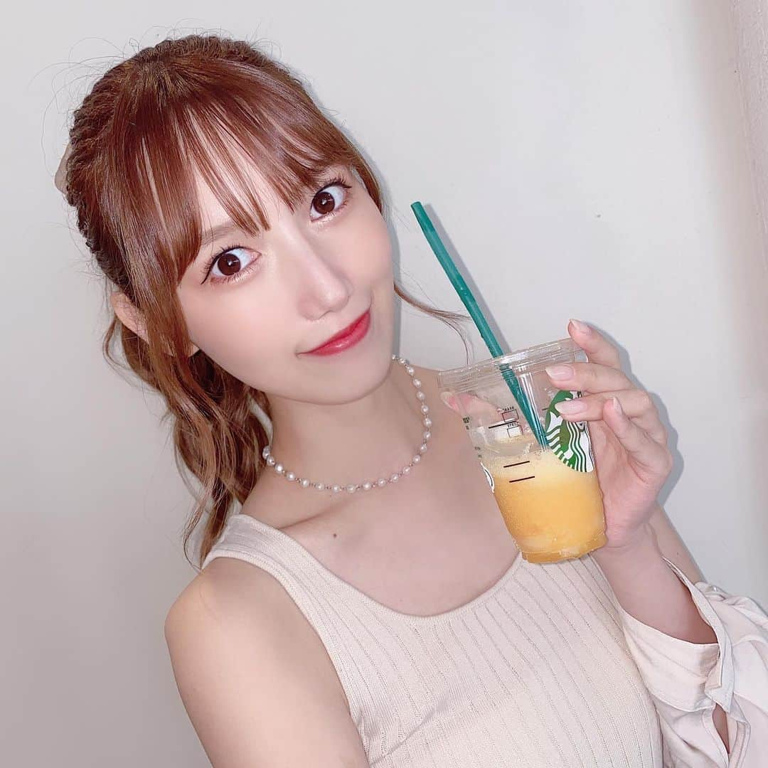 田中菜津美さんのインスタグラム写真 - (田中菜津美Instagram)「今日暑すぎたので マンゴーフラペチーノ飲んだ🥭 . デニムは　@emoda_official の 最近お気に入りのやつ💕 . #ootd #starbuckscoffee #スタバ #フラペチーノ #エモダ #emoda #デニムコーデ #🥭」6月8日 20時55分 - natsumitanaka_0810