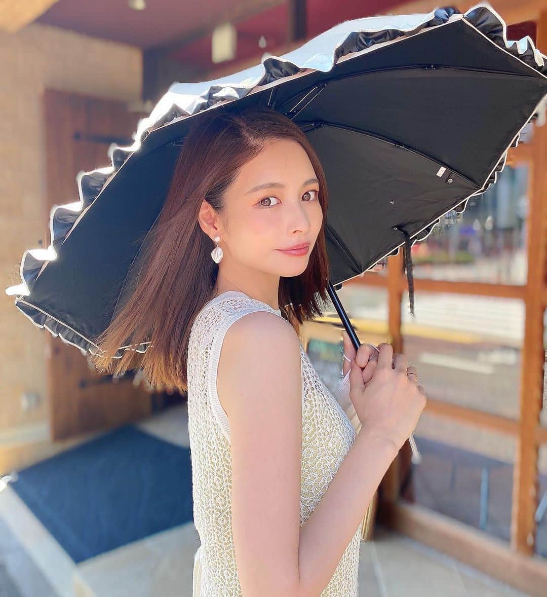 のインスタグラム：「日傘最強説🤍あるだけで涼しい🤍 この前少し歩いただけなのに日焼けした。 おすすめの日焼け止め教えてー！ 肌に優しいやつ希望。笑  earring : @areem.accessory prasol :  @ashiya_roseblanc one-piece : @mercuryduo_com  ・ ・ ・ ・ ・ ・ ・ ・ ・ ・ ・ ・ ・ ・ ・ ・ ・ ・ #日傘#日焼け止め#美肌#美白#ワンピ#ワンピース#ノースリーブ#mercuryduo#イヤリング#アクセサリー#夏服#夏コーデ#大人可愛い#ママコーデ#ママファッション#子育てママ#男の子ママ#男の子ベビー#赤ちゃんのいる生活#赤ちゃんのいる暮らし#お散歩#大阪グルメ#大阪ランチ#育児日記#インスタ映え#休日#大人カジュアル#sneakers#japanesegirl#ママコーディネート」