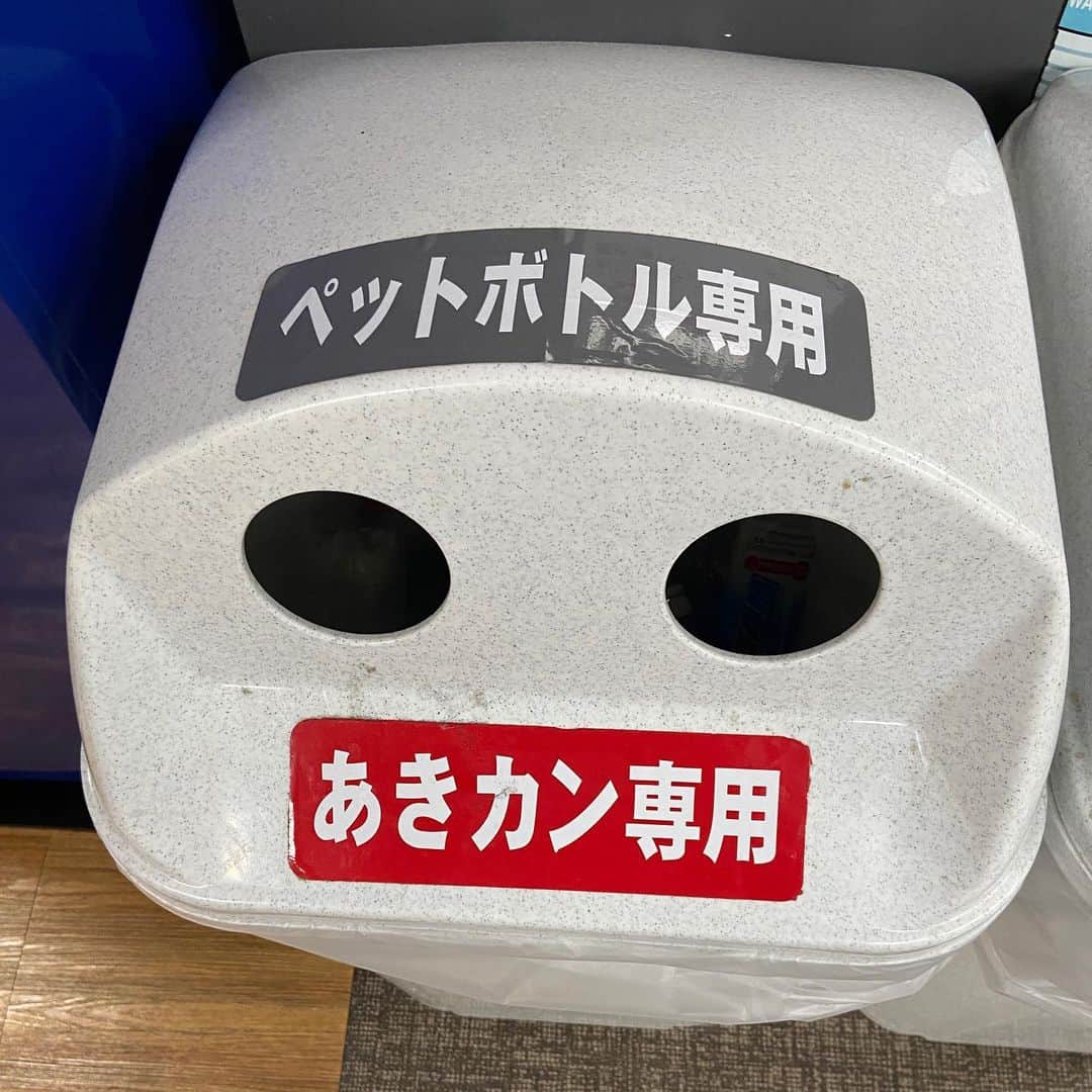 松井ケムリのインスタグラム：「どっちだよ #ゴミ箱」