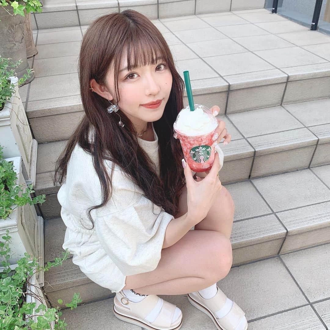 宇野みずきさんのインスタグラム写真 - (宇野みずきInstagram)「🍓 . . いちごフラペチーノってか可愛さナンバーワンだとおもう ☺︎☺︎ . . #春コーデ#カジュアルコーデ#いちごフラペチーノ#スタバ新作」6月8日 21時11分 - mi___candy