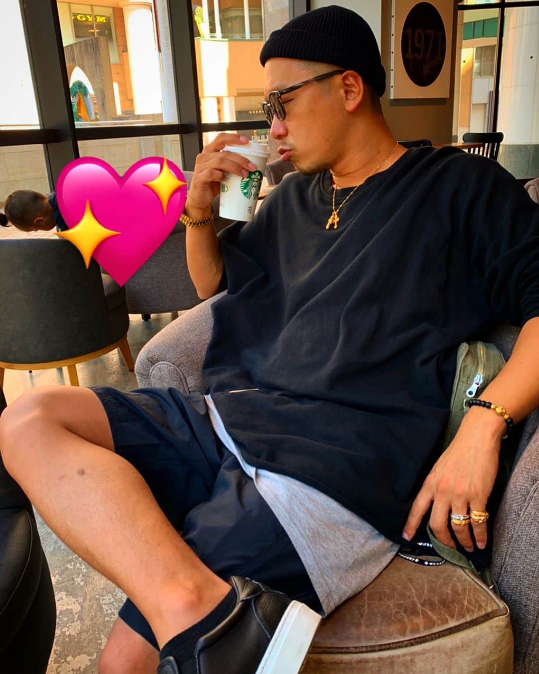 のインスタグラム：「スタバとか妻といる時以外行きません☕️ 基本コンビニコーヒー☕️ #イルマニア#mcma#chromehearts#coffee #starbucks」