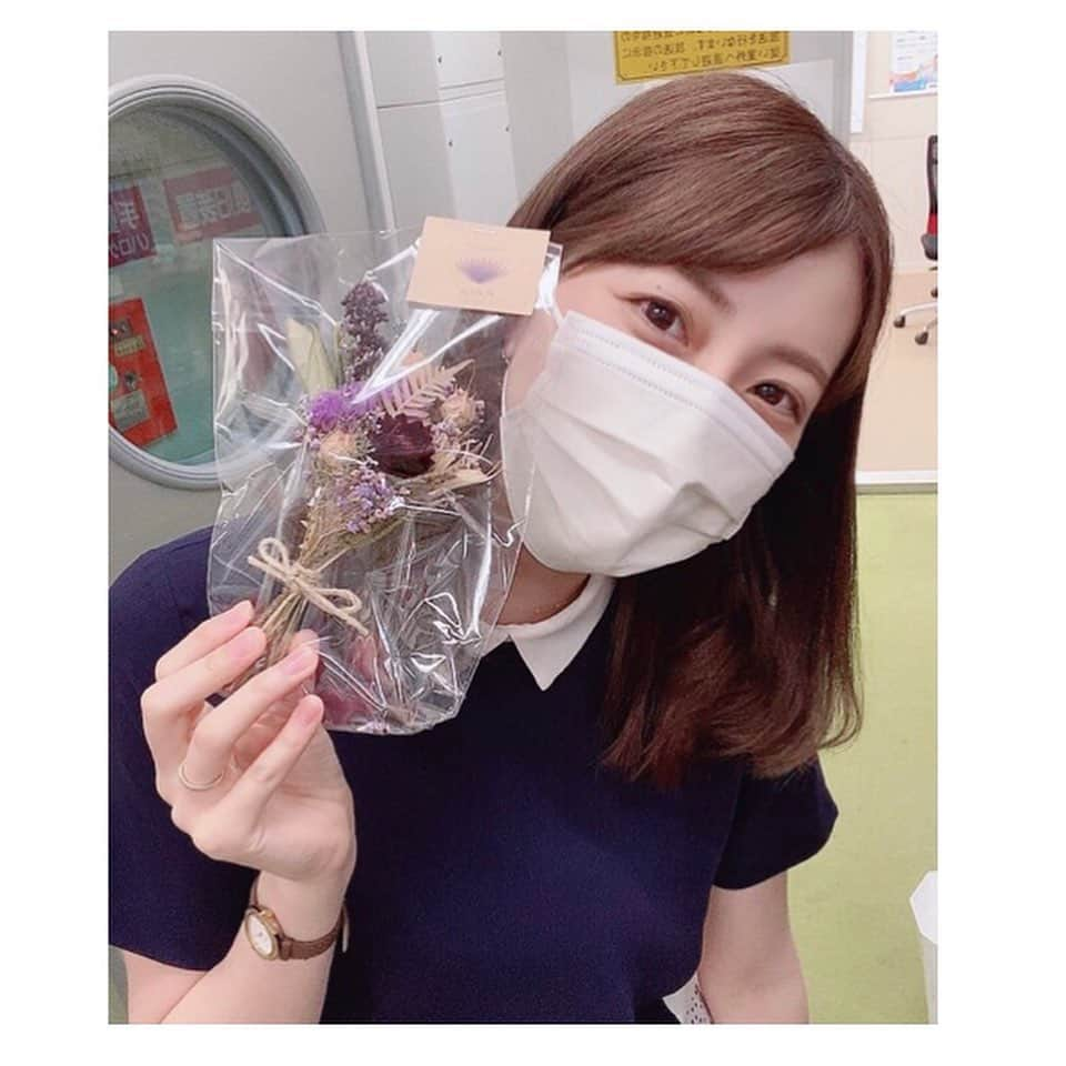 山崎萌絵のインスタグラム：「. 佐賀市のお花カフェ・ラズリのドライフラワーです💐✨いい香り💓 . チーズテリーヌにも食べられるお花が添えられています🌺クリーミーでとっても美味しかったです✨ ラズリさん、上田恵子さんありがとうございます❣️  #ふるさとwish #佐賀市 #佐賀カフェ #佐賀市カフェ #フラワースタイルラズリ #アサデスラジオ #上田恵子 #アサリポ」