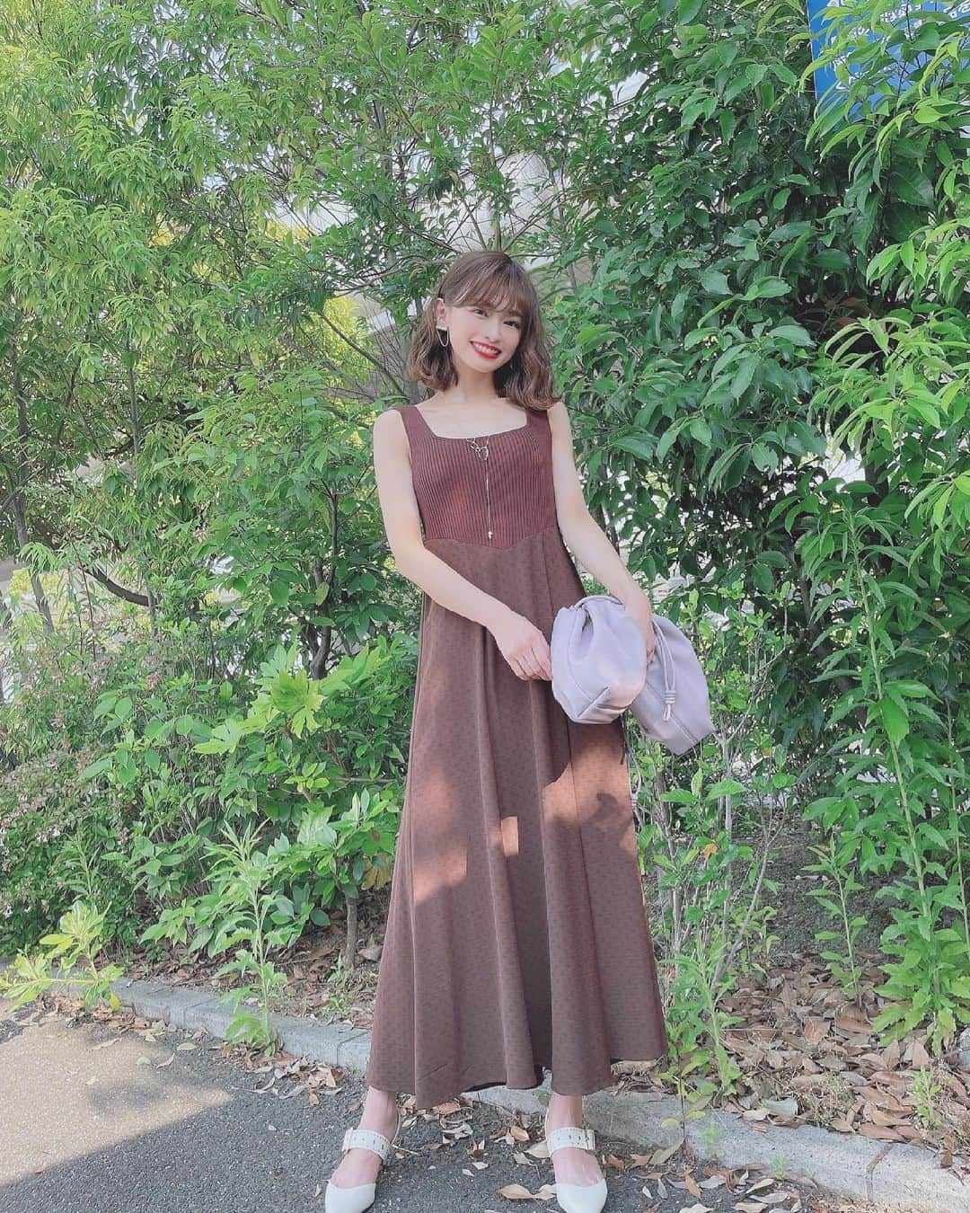 りなてぃさんのインスタグラム写真 - (りなてぃInstagram)「﻿ ﻿ ﻿ #teacode﻿ ﻿ ﻿ 夏にぴったりなワンピース👗﻿ 切り替えの位置が高めだから脚長効果♥﻿ ﻿ くたっとしてる大きめの巾着バッグ👝﻿ コーデのアクセントになってお気に入り！﻿ ﻿ ﻿ one-piece〻 @cocodeal_official  bag〻 @milaowen_official  shoes〻 @charleskeith_jp  accessory〻 @merue_official  ﻿ ﻿ ﻿ #カラコン #ootd #outfit #coordinate #fashion﻿ #コスメ好き  #自まつ毛メイク #りなてぃー﻿ #merue #メルエ ﻿ ﻿ ﻿ ﻿」6月8日 13時07分 - rinatea_25