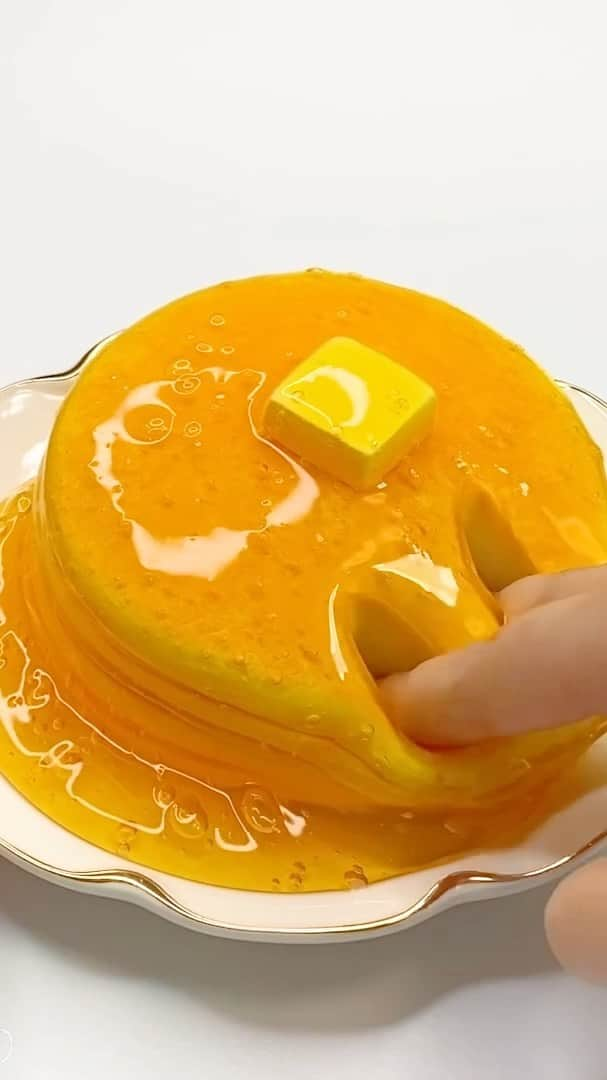 Emiko Ffujioのインスタグラム：「🥞🧸🥞🍯🥞💛🥞🍯🥞🧸🥞 YouTube (short ver. ) #slime#honeyslime#cakeslime#foodslime#jamslime#diyslime#asmrslime#asmr#pokingslime#floamslime#slimevideo#poking#crunchyslime#floam#スライム」