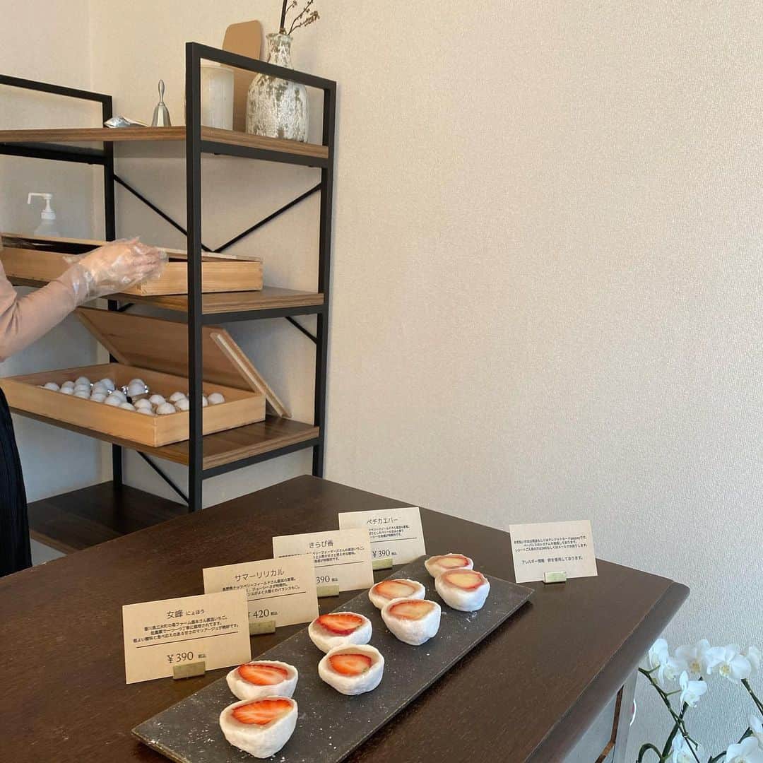 のインスタグラム：「🍓﻿ ﻿ ﻿ ﻿ ﻿ ふらふらしてたら﻿ いちご大福のお店を見つけたよ〜！﻿ ﻿ ﻿ 4種類のいちごの中から﻿ ﻿ ﻿ 本日から販売開始しました〜！と聞いて﻿ ﻿ ﻿ サマーリリカルっていう品種を﻿ 選んでみた💭﻿ ﻿ ﻿ いちごめちゃめちゃジューシーで﻿ 少し酸味もありつつ﻿ ﻿ 中の白餡とまわりのお餅との相性も﻿ 完璧ですごく美味しかった😿﻿ ﻿ ﻿ お店で手作りしていて﻿ 愛情がこもっていたよ🤱🏻﻿ ﻿ ﻿ ゆりかちゃんは女峰食べてた👵🏻🤍﻿ ﻿ ﻿ ﻿ ﻿ ﻿ ﻿#いちご大福と茶菓のお店あか #あか #いちご大福 #フルーツ大福 #学芸大学グルメ #学芸大学カフェ #祐天寺グルメ #祐天寺カフェ #東横線グルメ #東横線カフェ #いちご大福専門店 #苺大福」