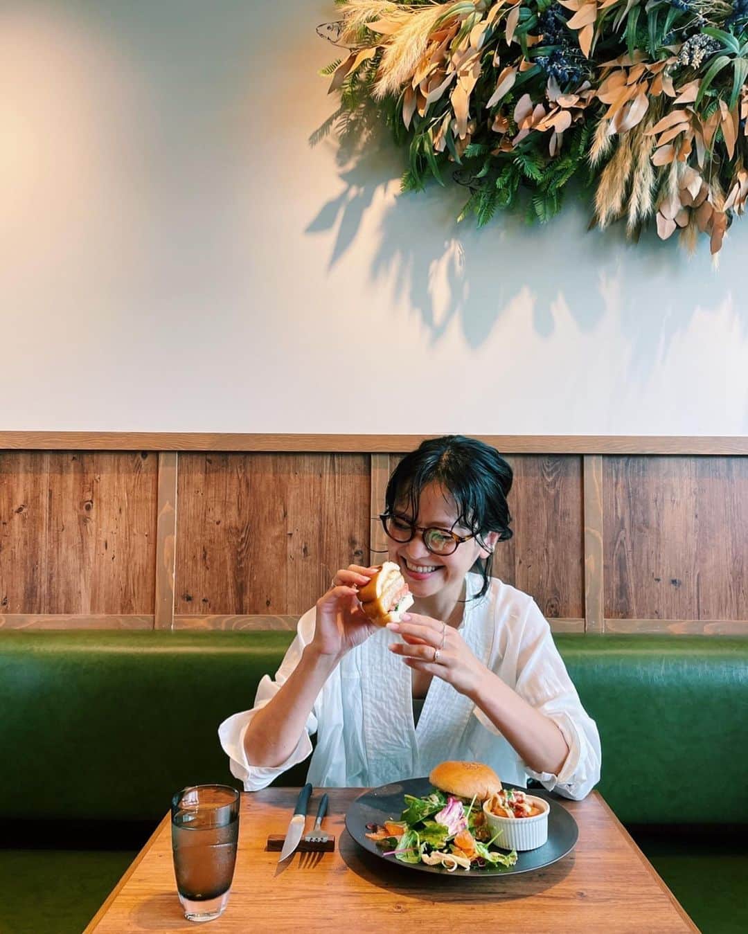 原田沙奈子さんのインスタグラム写真 - (原田沙奈子Instagram)「ハンバーガー🍔 久しぶりにテンションがあがる。  食のサステナビリティに取り組むレストラン 「Sincère BLUE」にて。 （JINGUMAE COMICHIにあるお洒落なお店） ※ちなみに子供にも優しい  美味くて有名なノルウェーサーモン・サバを使ったサステナブルバーガー。 その名も「S バーガー」←6/4(金)より都内2店舗【Sincère BLUE】と【The Burn】の平日ランチ ※期間限定  味がもう、ホント好み。 サーモンもサバも素材自体が美味しいのと、 それぞれのソースが、これまた合う。  地球に優しくて美味しいノルウェーのシーフードは持続可能な漁業にむけて国を挙げて取り組んでいて。  「魚を獲らない・食べない」事を選ぶのではなく、 「持続可能な生産・消費」を選ぶことが水産資源と海や地域社会を守れる◯  日常生活の中で食材を選ぶというアクションから、サステナブルな習慣に取り組めたら。 きちんと知って選ぶということ、大切だなぁ、と。   @norwayseafoodjp 🐟  #セレクトS #SincereBlueとセレクトS #TheBurnとセレクトS #seafoodfromnorway #ノルウェーシーフード #ノルウェーサーモン #ノルウェーサバ #サステナブル #PR」6月8日 13時48分 - sanakoharada
