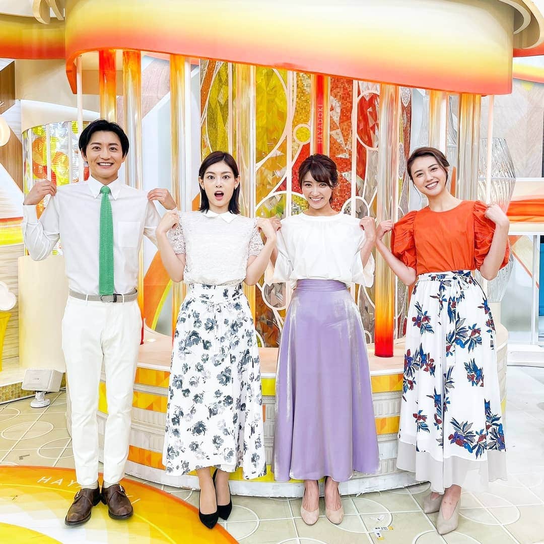 TBS「はやドキ！」のインスタグラム：「爽やかなホワイトに、﻿ はやドキカラーの鮮やかなオレンジだった﻿ 火曜メンバー🍊🤍﻿ ﻿ 2枚目 山本さんからの「ここ持てばいいの？」に対し﻿ 返事をしつつ、しっかりカメラ目線な女子たちでした🤣﻿ ﻿ 山形﻿  ﻿ #山本匠晃﻿ #中西悠理﻿ #山形純菜﻿ #アナウンサー﻿ #久保井朝美﻿ #気象予報士﻿ #はやドキ﻿ #tbs」