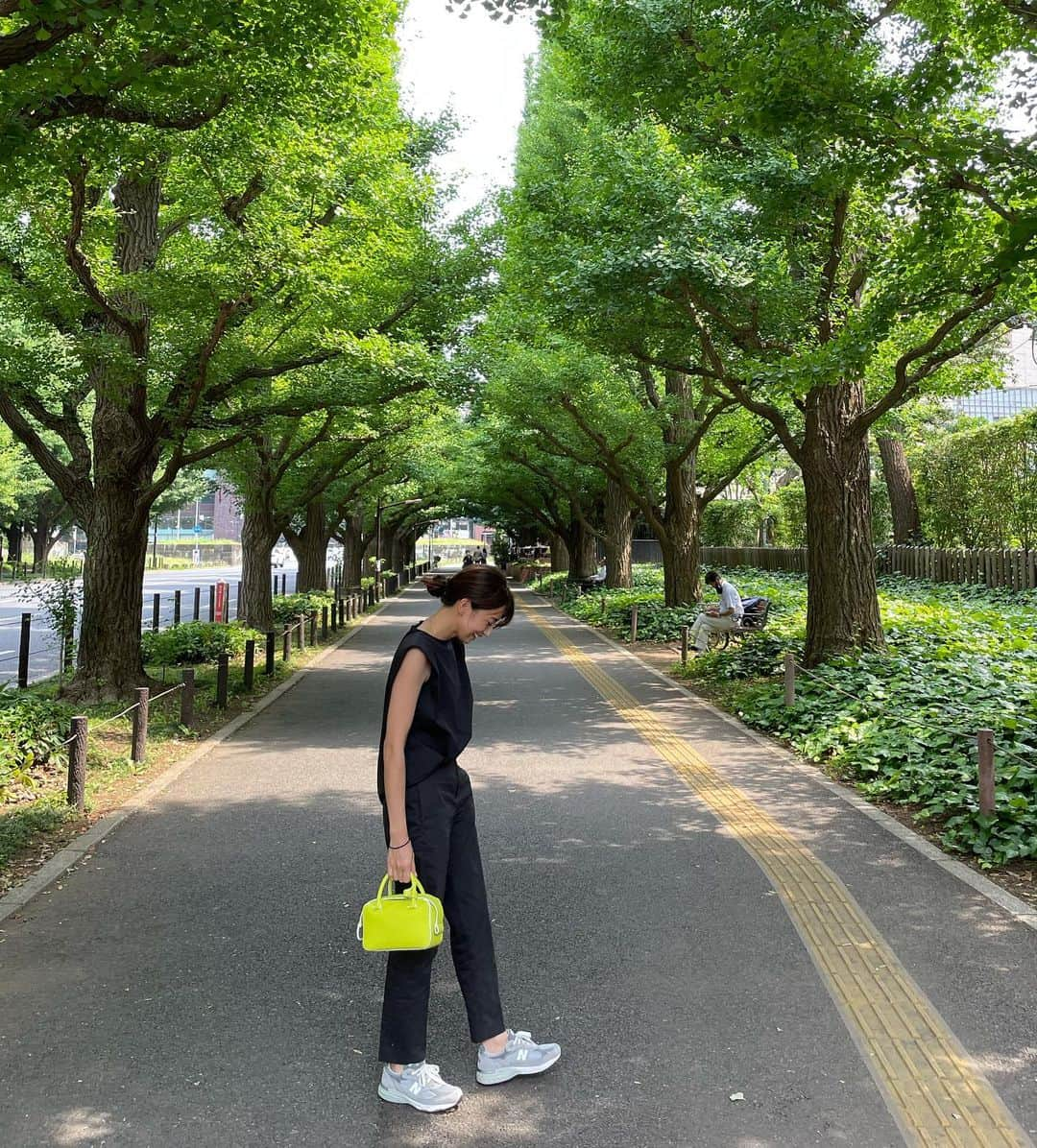 東原亜希さんのインスタグラム写真 - (東原亜希Instagram)「なんという気持ちの良い天気！今年初のノースリーブ🤩スタイリスト池田氏コラボのセットアップ着てきました♡セットでも別々でもとっても使えそう👏デルボーのバッグにしてみました👌腕のゴムも必須😇カメラマン、けんちゃんに撮影終わり撮ってもらったらやはり光とか画角が素敵〜！！ありがとうー！！！国立競技場周辺、交通規制中。シェイクシャック行かれる方お気をつけ〜😂」6月8日 13時56分 - akihigashihara