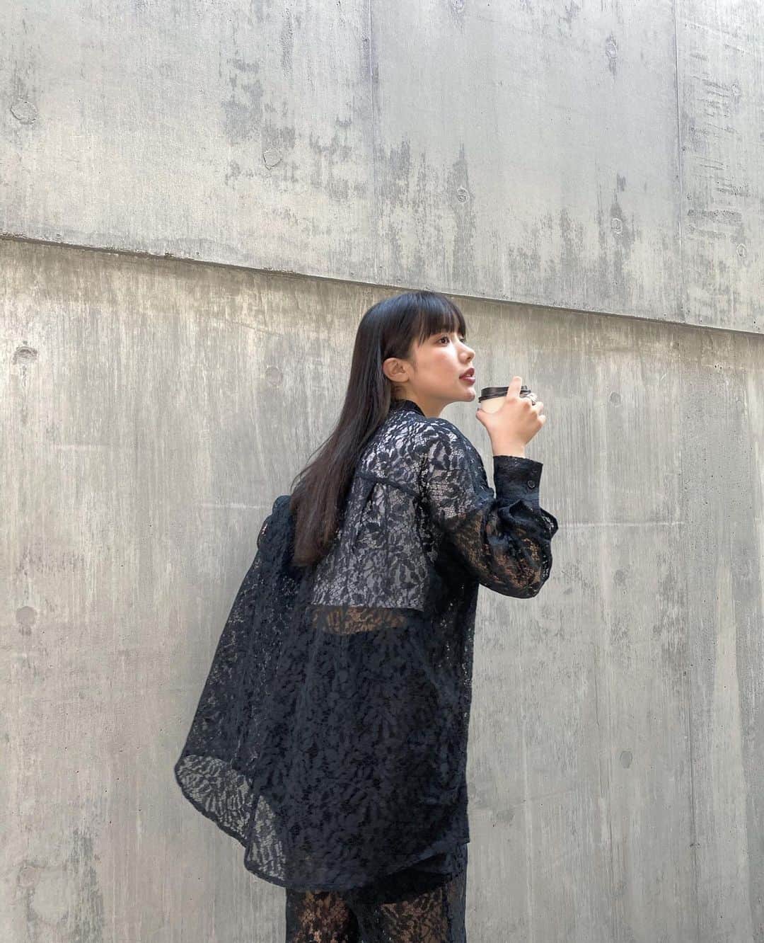 えみ姉のインスタグラム：「ㅤ 心を込めて込めて作った渾身の レースシャツ、レースパンツが6/18にようやく 予約開始されるの...🥲♥️ ㅤ (長い間修正を重ねに重ねてようやくここまで来た。涙) ㅤ 着回しも抜群で こんなの欲しかった！を形にした 本命作です！可愛すぎる😭♥️ ㅤ T-shirt collectionも同日発売なので 一緒に合わせてほしいしとにかく良さを 発売前のインスタライブで語らせて下さい！笑 ㅤ #emutto」