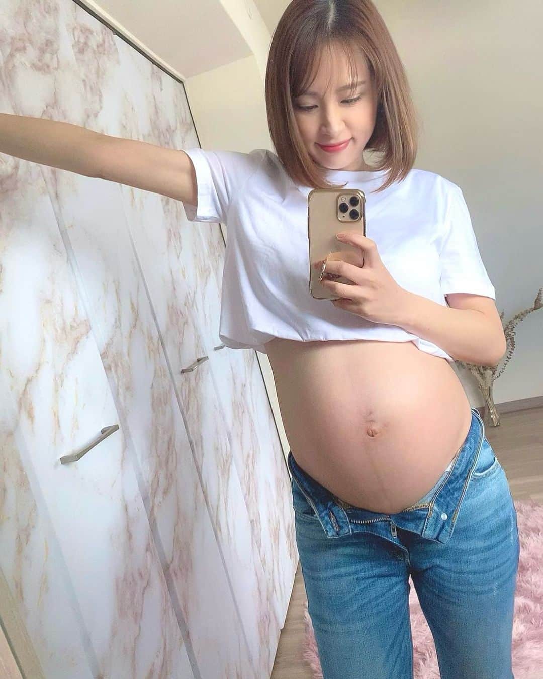 のインスタグラム：「▽ 37週目のお腹🤰  産後は1日がすごいスピードで過ぎていきます💨 もうすぐ息子の新生児期が終わるなんてびっくり😳  産前は3時間毎に授乳するなんて頑張れるかな？ って不安だったけど、  日々息子に鍛えられてアップデートされているので、  もはや1時間毎の授乳でも頑張れてる😂  ちょこちょこ食い派な私に似てしまったのでしょうか🤦‍♀️？  助けて〜って思う時もあるけど、 その何倍もの愛しさでカバーしてくる罪な存在です👶🏻💕 感触とか、匂いとか、全てがずるい🥺  魔の3週目と言われている試練の時。 今しかないこの時を、しっかり抱き締めたいと思います𓂃‪𓃱𓈒𓏸  #育児レポ #魔の3週目 #新米ママ」
