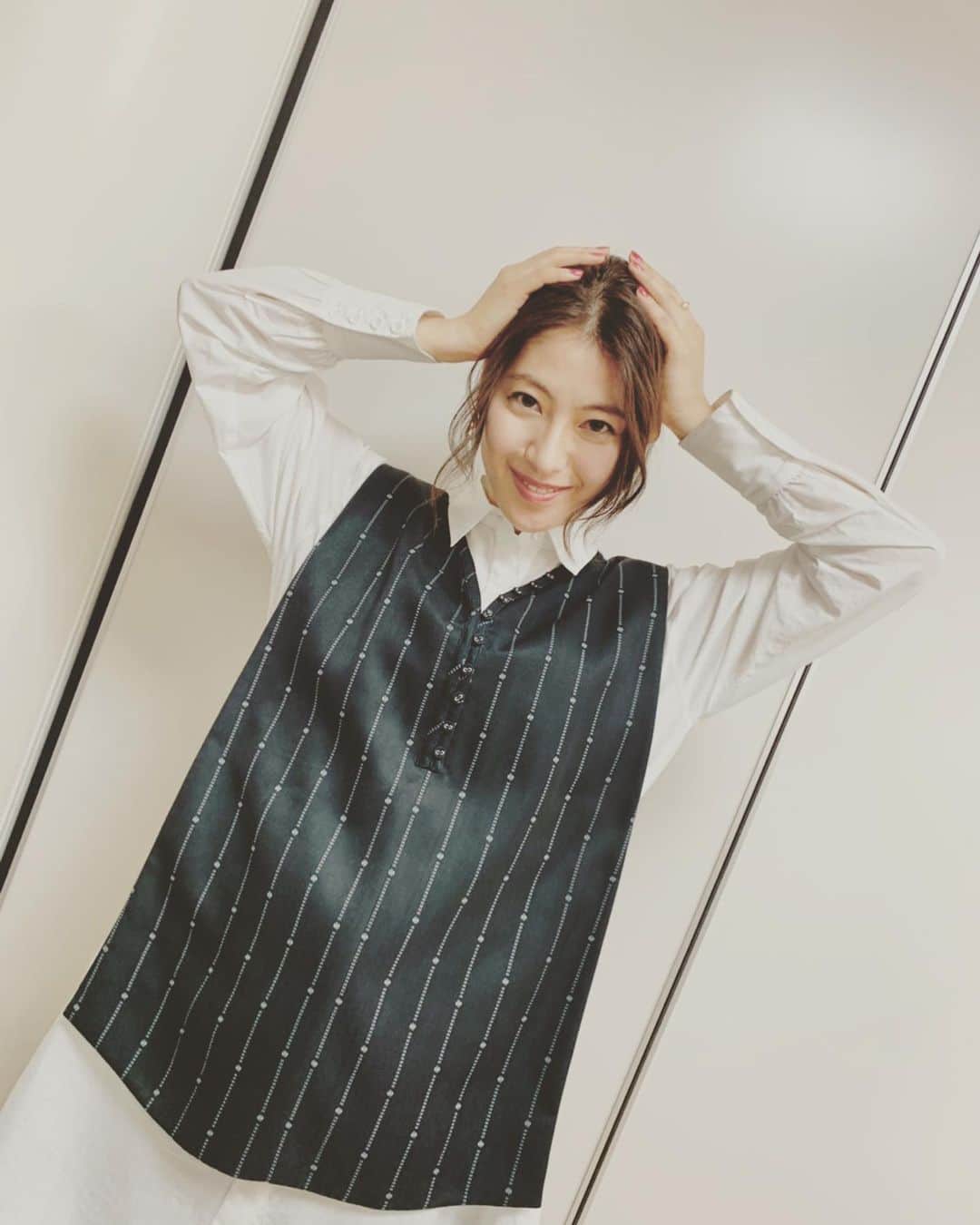 瀧本美織のインスタグラム：「🖤 本日の「今夜はナゾトレ」に出演させていただいてます。 もう私は東大ナゾトレがこわい… 松丸さんの姿を見るだけでこわいです。笑 難しいのは分かるのに、どうして！頭を抱えています。  shirt，vest，pants @amerivintage  👠 @dianashoespress earring&💍 @roomx601   #今夜はナゾトレ」