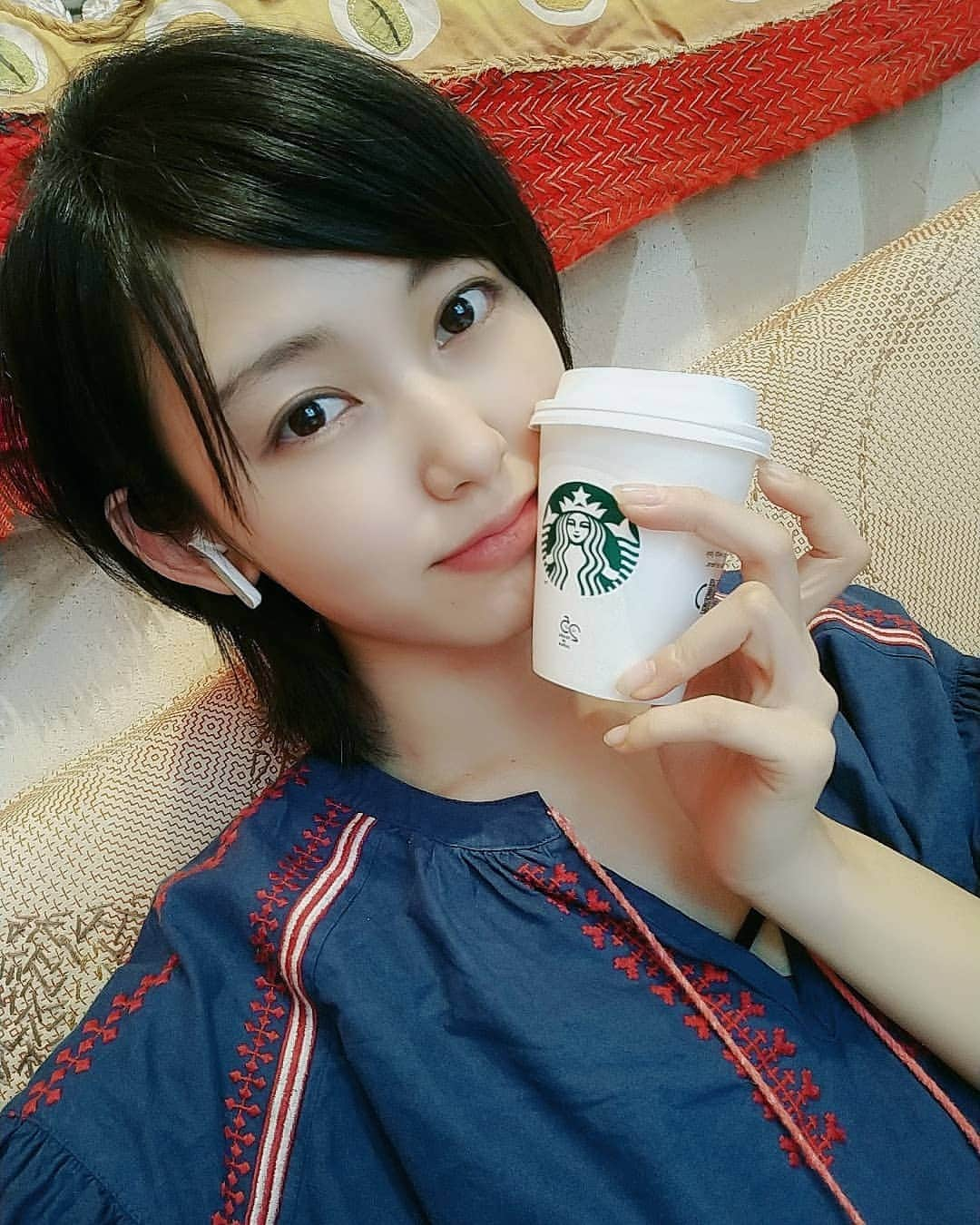 咲村良子のインスタグラム：「ひさきにスタバでお仕事タイムしたよ✨ ゆっくり色々出来てよき～。なんか背景とお洋服あってていっぱい写真撮った😂💓  #スターバックス #コーヒー #お仕事女子 #ゆっくり時間 #カフェ好きな人と繋がり #fashion #cillout #starbucks #coffee #cafe #favarite #좋아요 #좋아요환영 #팔로우환영 #팔로미 #오오티디 #오늘뭐입지 #뷰티스타그램 #메이크업 #셀카 #셀피」