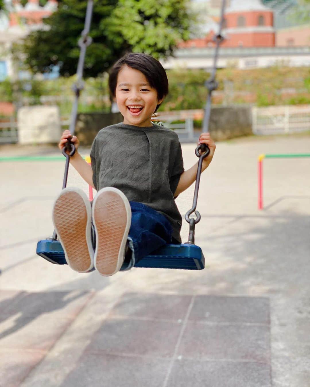 辻元舞さんのインスタグラム写真 - (辻元舞Instagram)「. 先日一人で息子たちを公園に連れて行ったら、 次男がブランコの柵内に入って行く、鳩を追いかけて道路に出る、滑り台に登ったものの一人で降りられない、まぁー大変で😂  息子たちを楽しませてあげようと公園に行ったのに私に全く余裕がなくて、 ママママと呼んでいたけど相手にしてあげられず、ずっと一人で寂しそうにしていた長男が帰り際に「我慢したから全然楽しくなかった…」と言ったのがショックで🥺  次の日の次男お迎え前に公園リベンジ👦🏻 前日は見てあげられなかったけど、 ブランコが自分で漕げるようになっていたり うんていが上手になっていたり。 成長が見られて楽しかったです☺️  まだまだ甘えたいけどかっこつけたい5歳男子👦🏻 イヤイヤ期次男の前では我慢していることも多いと思うので、 思いっきり甘えさせてあげる時間を作るのも大切だなと思いました☺️ また行こうね！♡  #長男#5歳#3歳差兄弟#男の子ママ」6月8日 15時13分 - mai_tsujimoto