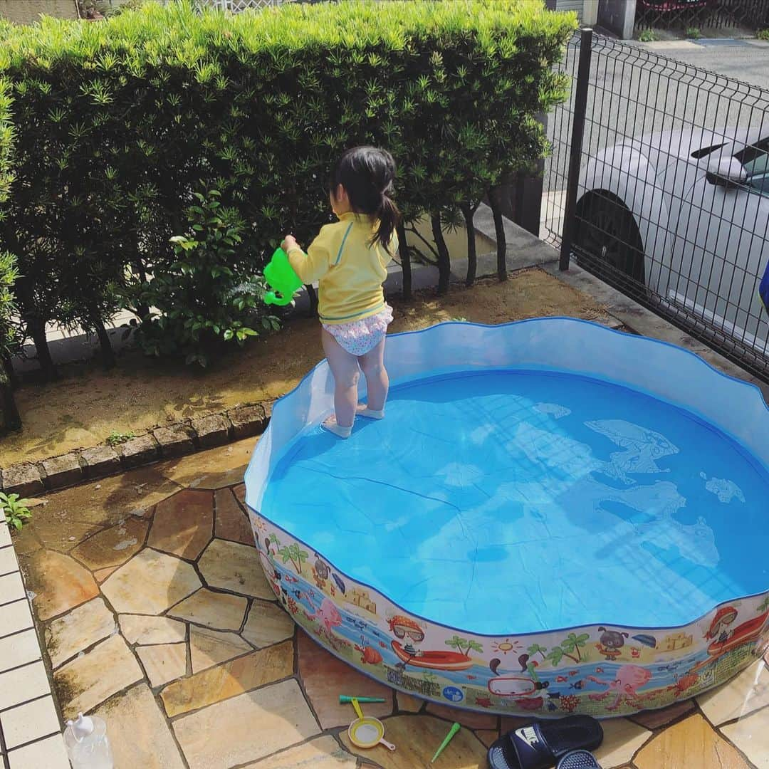 廣永遼太郎のインスタグラム：「プール開き🏊‍♂️ お水をあげてチューリップの歌を歌ってます☺️ #ステイホーム #stayhome」