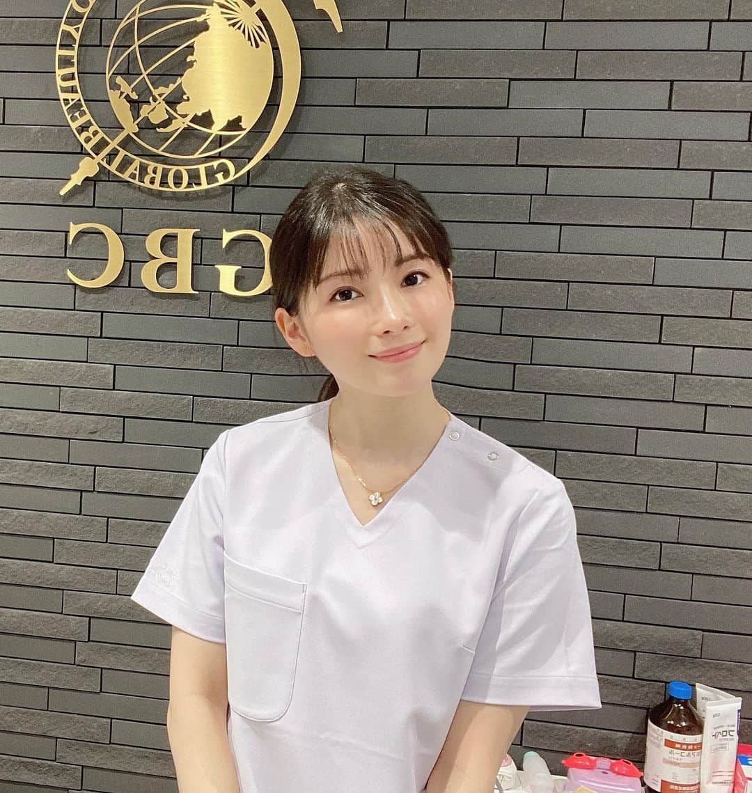 早田悠里子さんのインスタグラム写真 - (早田悠里子Instagram)「大阪のクリニックにて👩‍⚕️💓  大阪ではこちらのお部屋でアートメイクを行っています✨  マスクを付けるとお目元、眉、おでこでお顔の印象がほとんど決まるので、最近は特に眉のアートメイクをご希望の方が多いです☺️✨  お家時間が増えて、『すっぴんでも浮かない眉』や 男性だと『自眉毛が増え整えたような毛並み眉』などのナチュラルな仕上がりが人気です💓  気になって下さった方はアートメイクのアカウントも是非みてみてください🥳 @doctor_yuriko   スクラブは @gelatopique_official ♡  #アートメイク眉 #アートメイク大阪 #アートメイク東京 #グローバルビューティークリニック」6月8日 15時30分 - yurikohayata