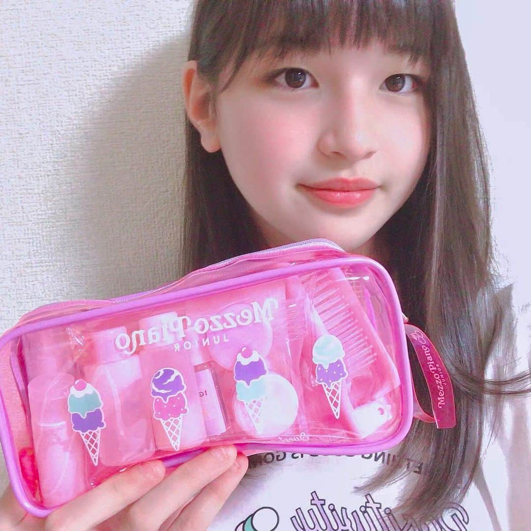 ニコ☆プチのインスタグラム：「マリアのふろくの使い方☺️💓 クリア素材だから、修学旅行やお泊まり会とかに超便利だね💫 . . メゾピアノのクリアペンケース💕 アイスクリーム柄がとってもCUTE😍 聖愛はお泊まり用スキンケアセットを入れて使っているよ❣️濡れても平気だし、とにかくたくさん入るからすっごく便利。洗顔にお化粧水、美容液、クリーム、そしてシャンプー&トリートメント。いつもお家で使ってるアイテムを小さな容器に入れ替えて使ってます。くしや歯ブラシも入ってるから、旅行やお泊りにバッチリ😘👍✨ . . .  #ニコプチ #ニコプチふろく #プチモのふろくの使い方  #ニコプチふろくのある生活  #mezzopianojunior #メゾピアノジュニア #ふろく #浦田聖愛」