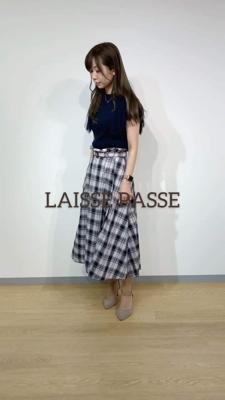 のインスタグラム：「6/10（Thu）発売💕 ご予約人気コーデのご紹介です😉  ＊チュールフリルニットプルオーバー  ¥13,200（tax in） ＊チェックフレアスカート  ¥19,800（tax in）　size  S・M  staff 161㎝　Mサイズ着用  @laisse_satomi.f」