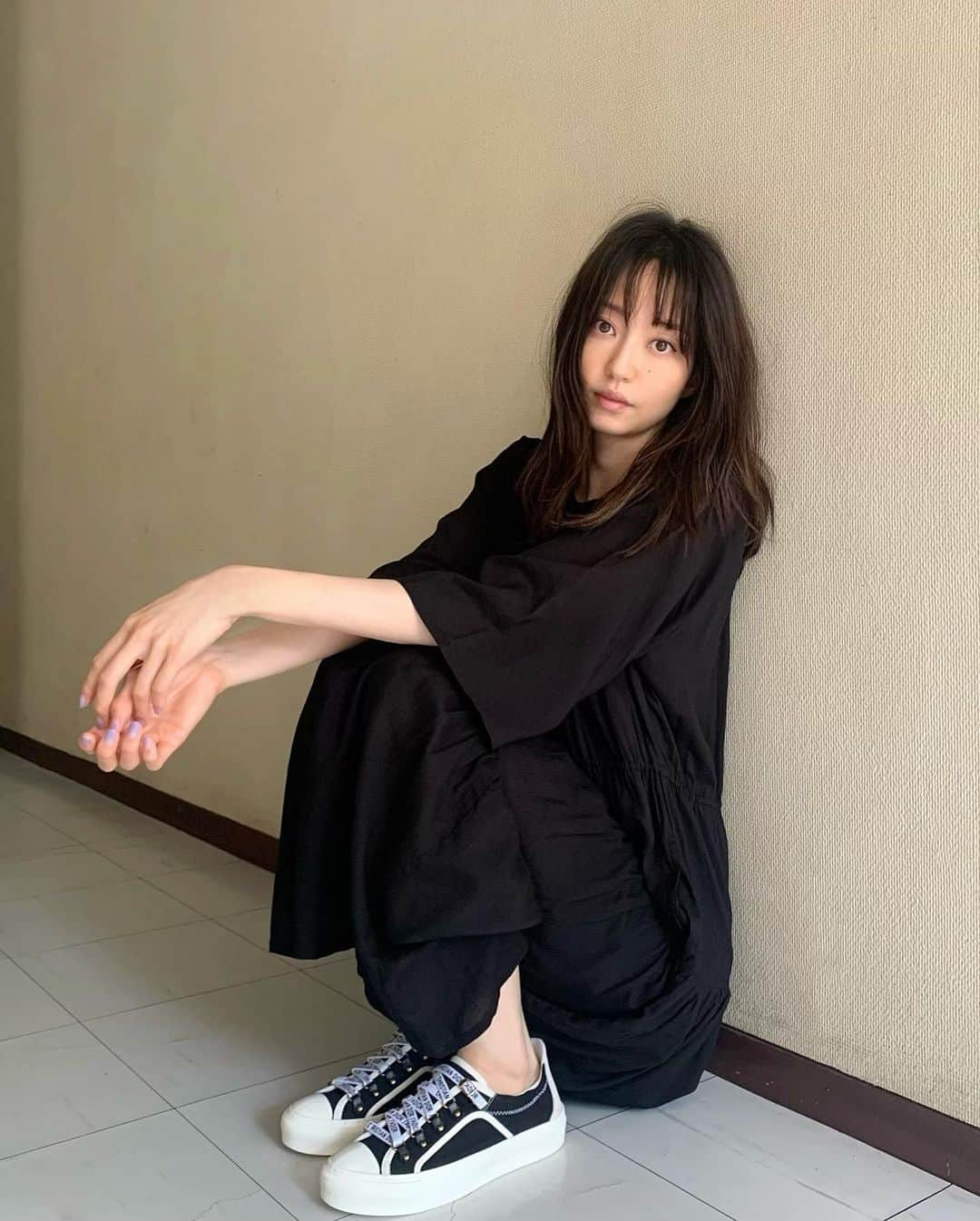 松島花さんのインスタグラム写真 - (松島花Instagram)「: Outfit😶💦 新しい @dior のスニーカーで たくさん歩いた日👟🖤 @biologicphilosophy のワンピも 黒だけど透けていてかなり涼しい🎶 暑い日でも着心地が最高☀️👌🏻 : Sneakers & Bag :Dior Dress: biologicphilosophy #outfit #ootd #hanaoutfit  #fashion #dior #sneakers  #花私服 #私服」6月8日 16時11分 - hana_matsushima_official