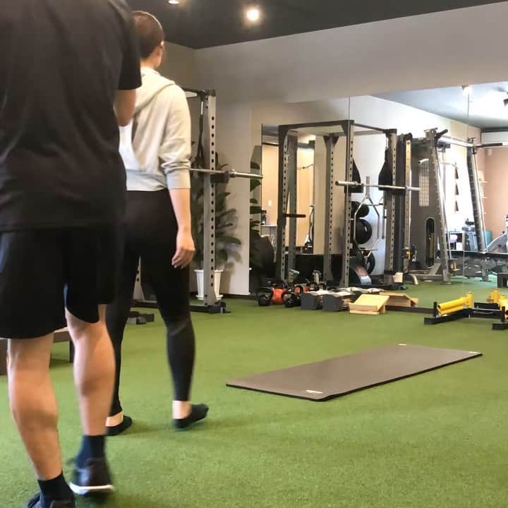 のインスタグラム：「5日間ほどかけてようやく筋肉痛から解放されました😂 じんわり、じんわり。でも確実に筋肉に効いてます。  ここのトレーニングすごく気になる！ と言われることが多いです、特に女性！ Re:Setのトレーナーさんは 新しくメトロポリタンの中にできたジムにも教えに行っているみたいなので、ぜひ問い合わせしてみてください🙆🏻‍♀️  Re:Setはパーソナルトレーニングなので、自主トレをここで行うことができませんが、ジムだと自分の好きな時間に自主トレできるのでいいですよね😎  (お家で自主トレできるとほんとはいいんですが…モチベあがらないですよねぇ)  私もRe:Setとバーシティでの自主トレのジム併用でやってます🔥🔥🔥  #akita #秋田 #gym #personaltraining  #personalgym #reset #workout #traning #筋トレ女子 #筋肉は裏切らない #ミスユニバース #ボディメイク #physicaltrainer #渡部真吉 さん」