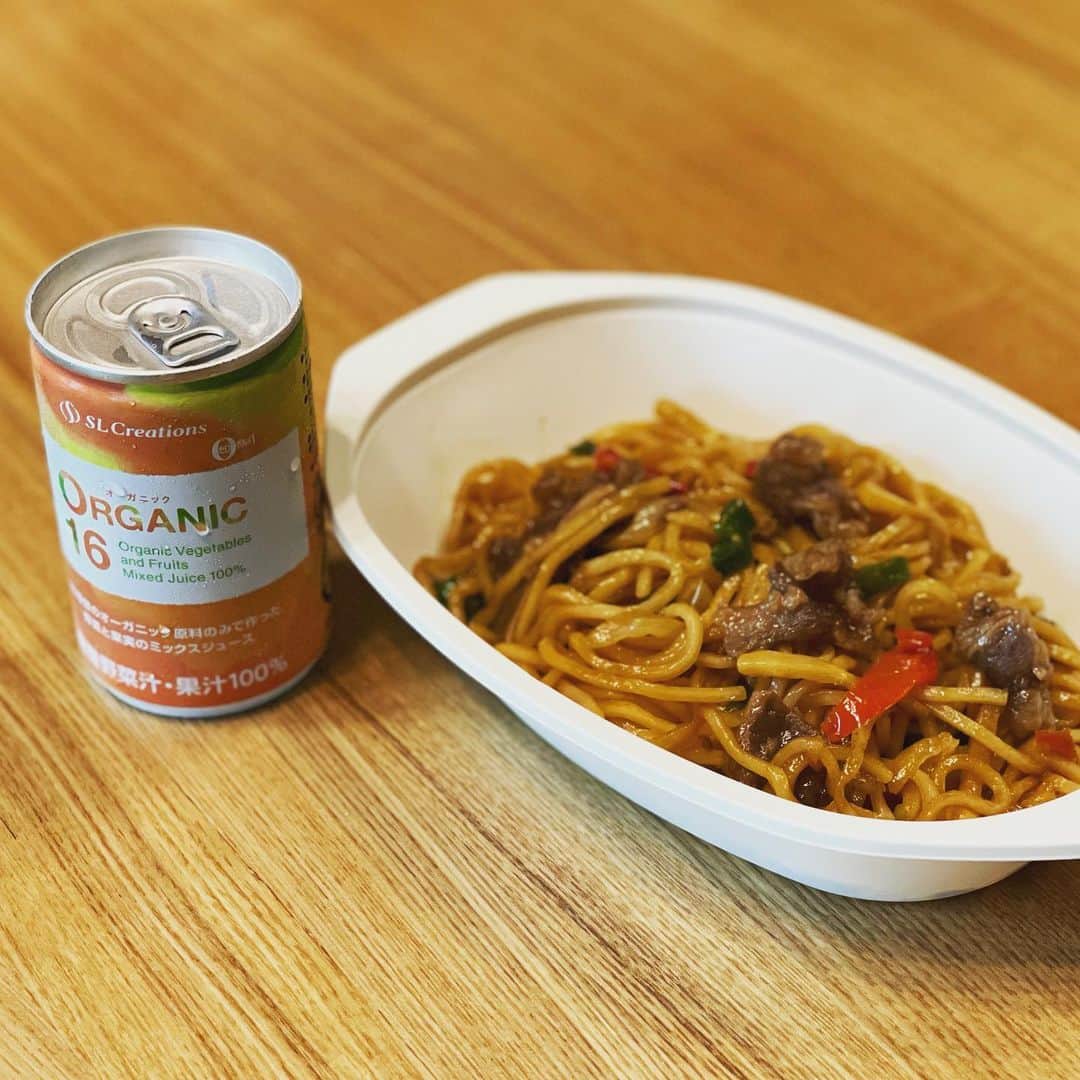 のインスタグラム：「合宿中の偏りがちな栄養も、SL Creationsの捕食で簡単チャージ！今日はオーガニック野菜ジュースと牛肉とピーマンのオイスターソース焼きそば。これでまた頑張れる！ エペジーーン！！ @slcreations_official さんいつもサポートありがとうございます！ . . . . . #slcreations #エスエルクリエーションズ #冷凍食品#安心#安全」