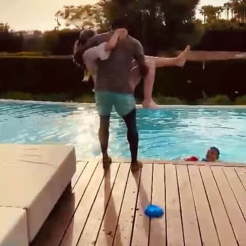 ペドロ・オビアングのインスタグラム：「Por muchas más risas hahaha vieja . +18+5+3+2 🥳🥳🥳+1」