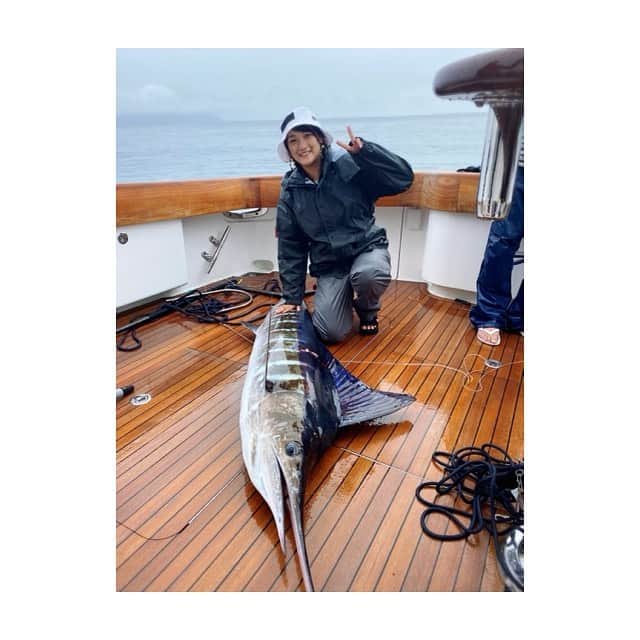 RENA（久保田玲奈）さんのインスタグラム写真 - (RENA（久保田玲奈）Instagram)「私の東京のお父さん的存在✨ 藤代さんのお船に お邪魔させていただき 念願のカジキ釣りに 参加させていただきましたー🎣❤️  雨予報だったので前日に てるてる坊主作ったんやけど 大活躍してくれた👏✨笑  🦈サメが釣れたりもしましたが 50kgオーバーのまかじきをゲット‼️  釣竿一本で自力で巻いていくからめっちゃ大変やけど 楽しすぎた‼️‼️汗だく‼️笑  いつか100kgオーバーのまぐろとかとも 戦いたい欲がでてきました😤🔥笑  もともと船釣り好きだけど もっともっと好きになってしまった❤️  貴重な体験させていただき 本当にありがとうございました🙏✨ また宜しくお願い致します🎣  食べるの楽しみ〜🤤🤤🤤  #angrex #カジキ釣り #まかじき」6月8日 17時37分 - sb_rena