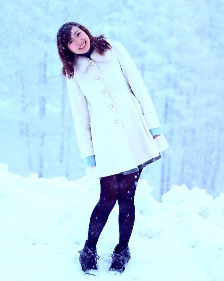 宮﨑玲衣のインスタグラム：「* 暑すぎるので 寒すぎたときの写真で クールダウン❄️笑  大学2年生だから 7年くらい前かな⛄️ 今はここまでの元気ない😇  #雪 #アナウンサー #スキーは尻滑り派 #静岡 #季節外れの一枚」