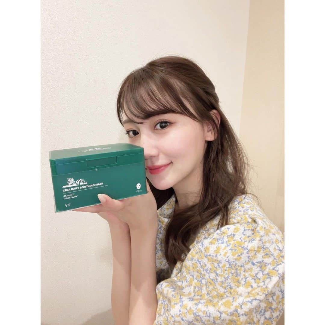 小嶋真子さんのインスタグラム写真 - (小嶋真子Instagram)「. お気に入りパックの一つに挙げた、「シカデイリースージングマスク」。  私も使っています！というDMを沢山いただいたり、 美容雑誌でも話題みたいなのですが、みなさんも知っていますか？ 🕊🤍  使ってきたパックに比べて、シートがかなり薄いので お肌にしっかりと密着してくれてずれにくいところや  使用後の嫌なべたつきが無いのでメイク前には勿論 これからの季節にもぴったりだなと思っています☺️  ちなみに私は肌状態に合わせて、毎日朝か夜どちらかに1日1CICA使用しています🧖🏻‍♀️  個人的には、マスク生活で揺らぎがちな肌状態を落ち着かせてくれて、鎮静ケアできるパックという点にも期待しています👩🏻‍⚕️💡  #VTコスメ　 #1日1CICA　 #シカデイリースージングマスク  #シートマスク　 #スキンケア　 #韓国コスメ #PR  @vtcosmetics_japan」6月8日 17時36分 - makochan_2525