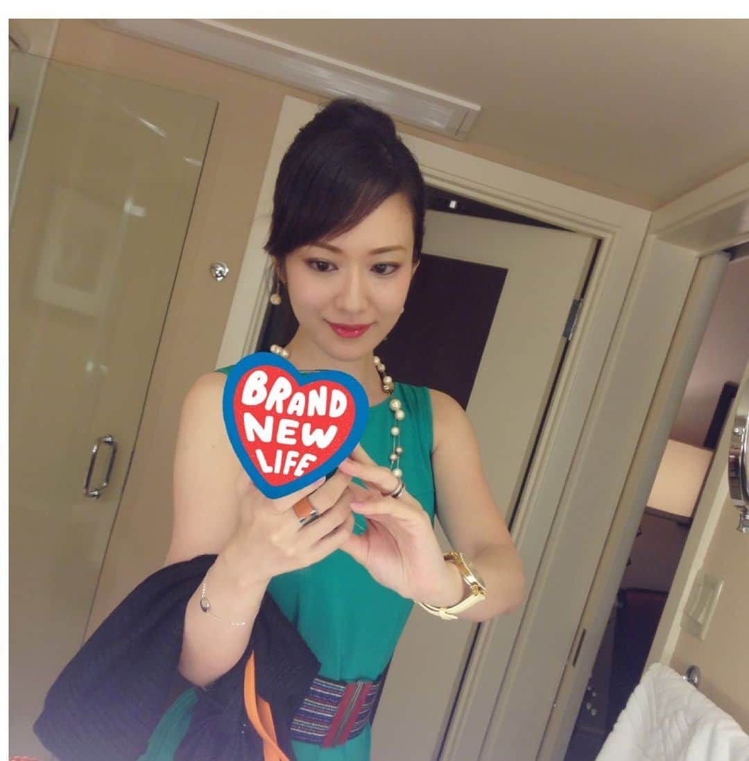 のインスタグラム：「👗💞  綺麗なおばあちゃんになりたいから  まだまだ顔晴る😌❤  何があっても  心大切に生きる💘  #吉山りさ  #美容  #美肌ケア #フリーモデル #hermes #bvlgari  #savethechildern #アップヘア  #フリーランスモデル #me #instalike #モデル #model #Japanese  #バスタオル女子 #バスタオルモデル #温泉 #温泉ソムリエ #ワンピース  #インスタファッション #温泉モデル #温泉女子 #모델 #single #hotel #撮影モデル  #hiruton  #アクセサリー #hbd  #heartisimportant 💓」