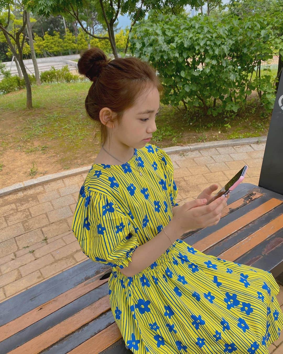 ウンチェのインスタグラム：「💛💚 오랜만에 여성여성한 옷 입혔더니  예쁘기만 한데 너는 왜 어색해 하는거야🤷🏻‍♀️  #플라잉페페#비바루비키즈#아동복브랜드 #키즈브랜드#아동복추천#주니어룩 #ootd #키즈모델 #주니어모델 #아역배우 #이은채」