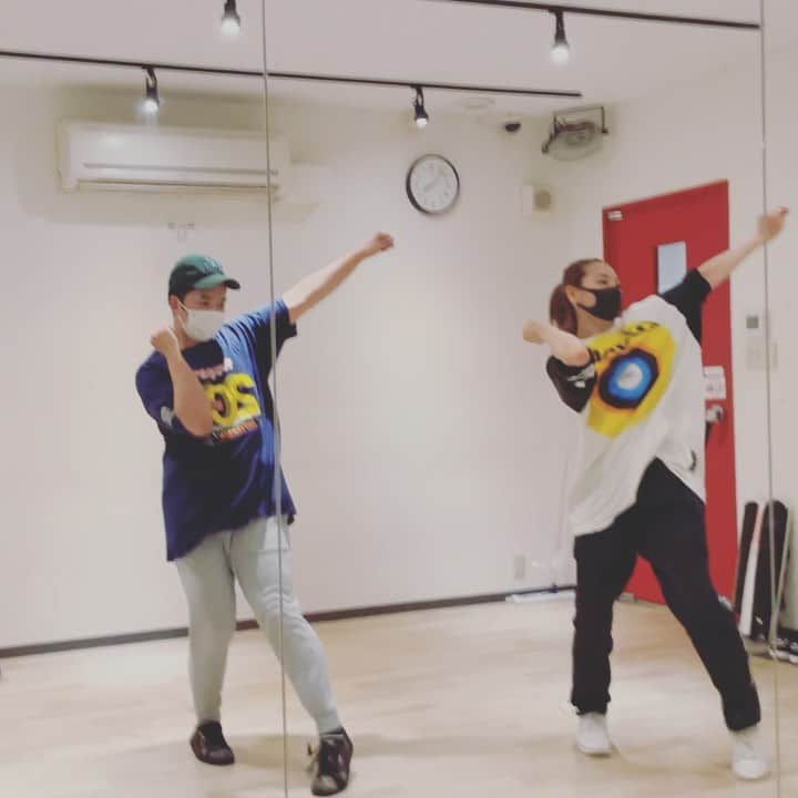 おしらのインスタグラム：「どんどん新しいことに挑戦した行きたいのだ！！！  だから私は踊ることにしました💃 歌って踊れるスーパーアイドル目指して頑張りますぅぅぅぅ‼️  A-NONさんに教えてもらった1時間の成果をここに。 これから頑張ります！！！！  #dynamite #bts」