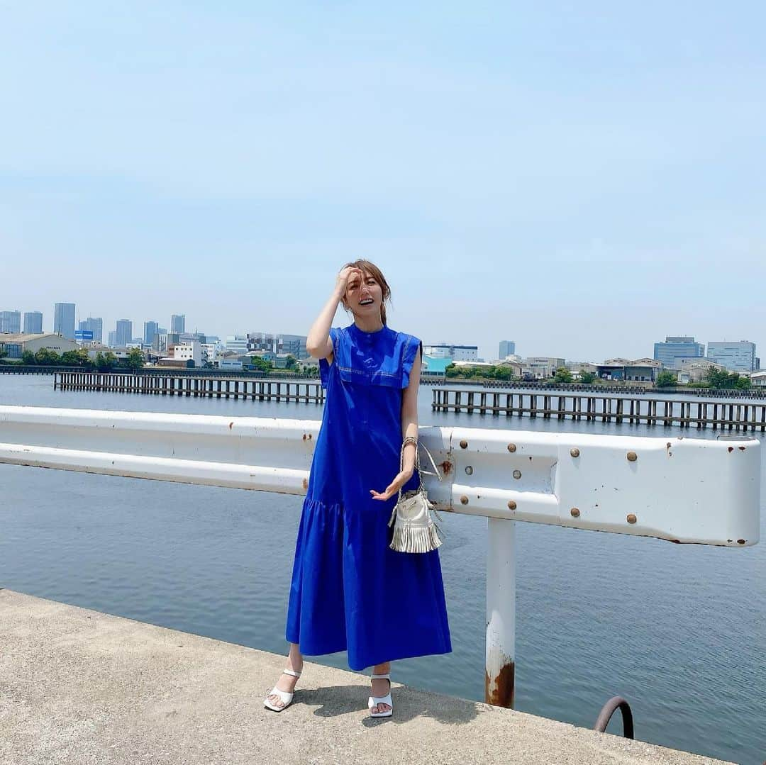 美香さんのインスタグラム写真 - (美香Instagram)「撮影が終わってスタジオを出てびっくり！　30℃☀️ 💙しふく💙 ワンピース　@jusglitty_official  サンダル　@newbottega  バッグ　@jandmdavidson」6月8日 18時02分 - mikaofficial99