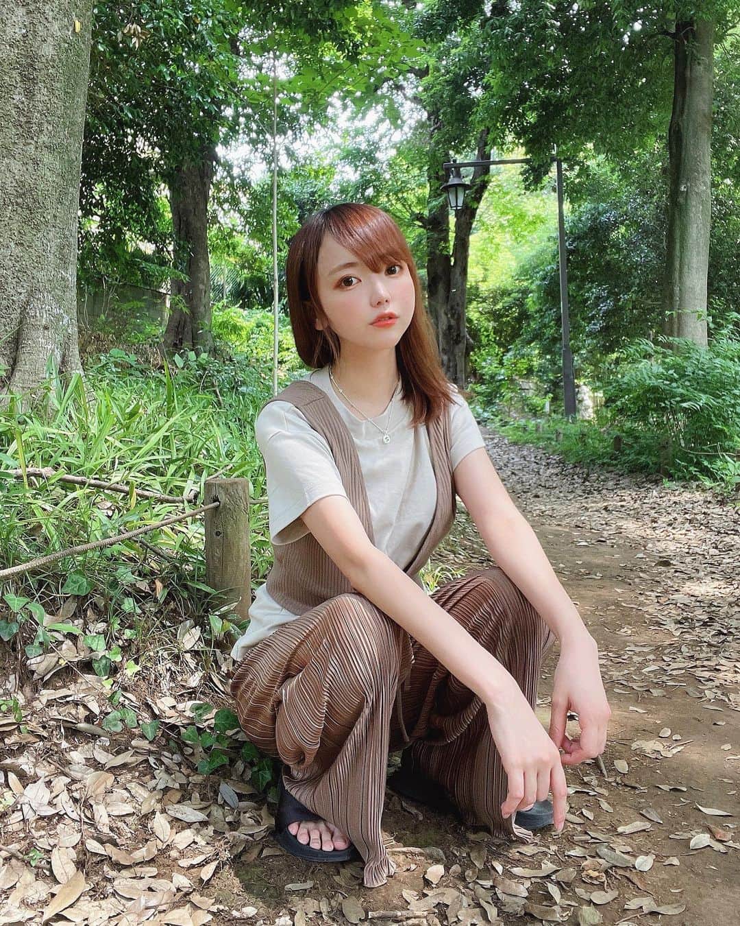鎌田紘子さんのインスタグラム写真 - (鎌田紘子Instagram)「ラフ着~。自然は最高だね！ 癒し！！！いつも赤リップつけがちだけど今日は珍しくオレンジつけた、オレンジメイク . . . このあとおっぱい出してます。 本日ファンティア へ . . .」6月8日 18時13分 - hirokokamata12