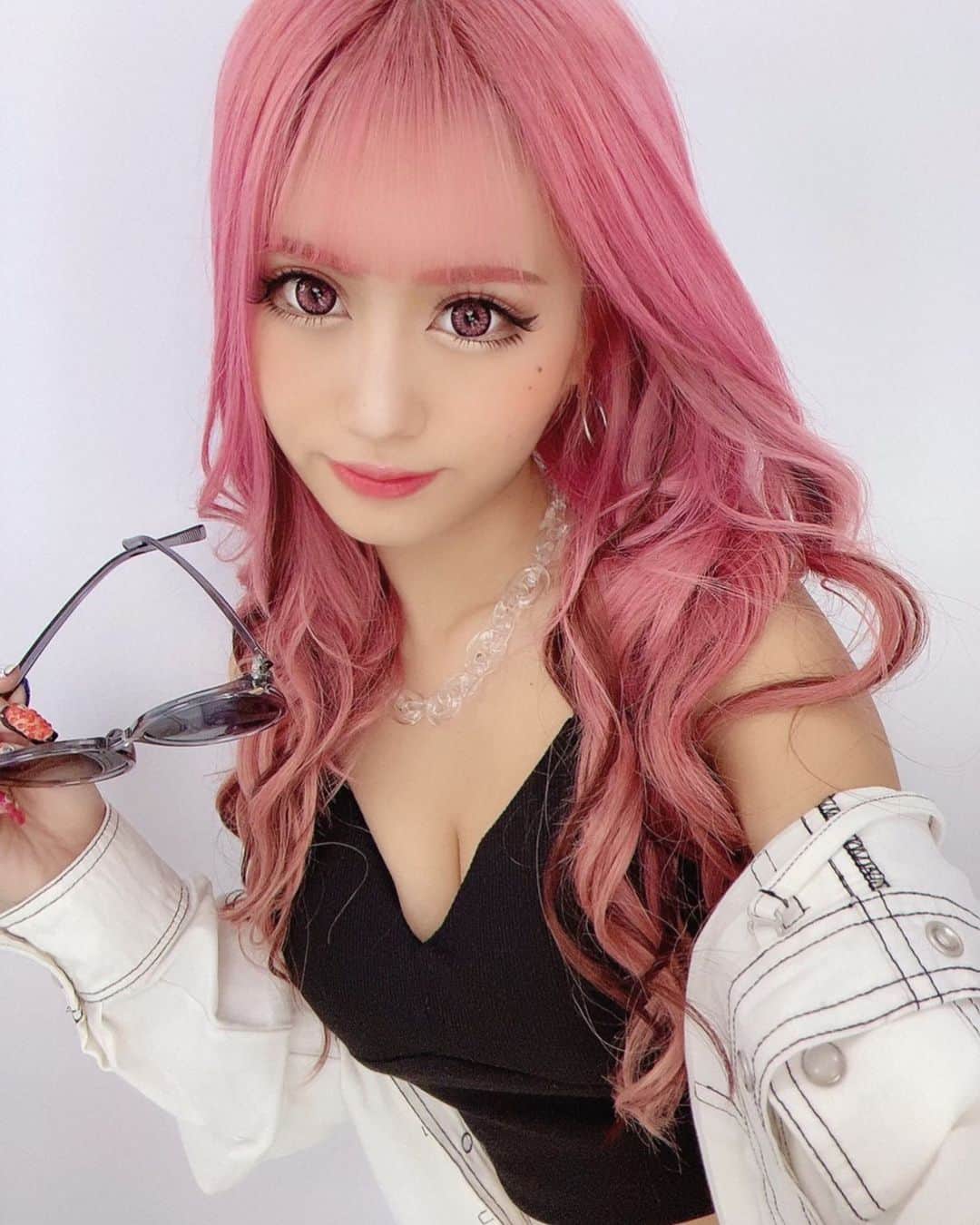 あいめろ姫のインスタグラム：「ピンクカラコンに変えたの知ってた🤓？ はにゃ」